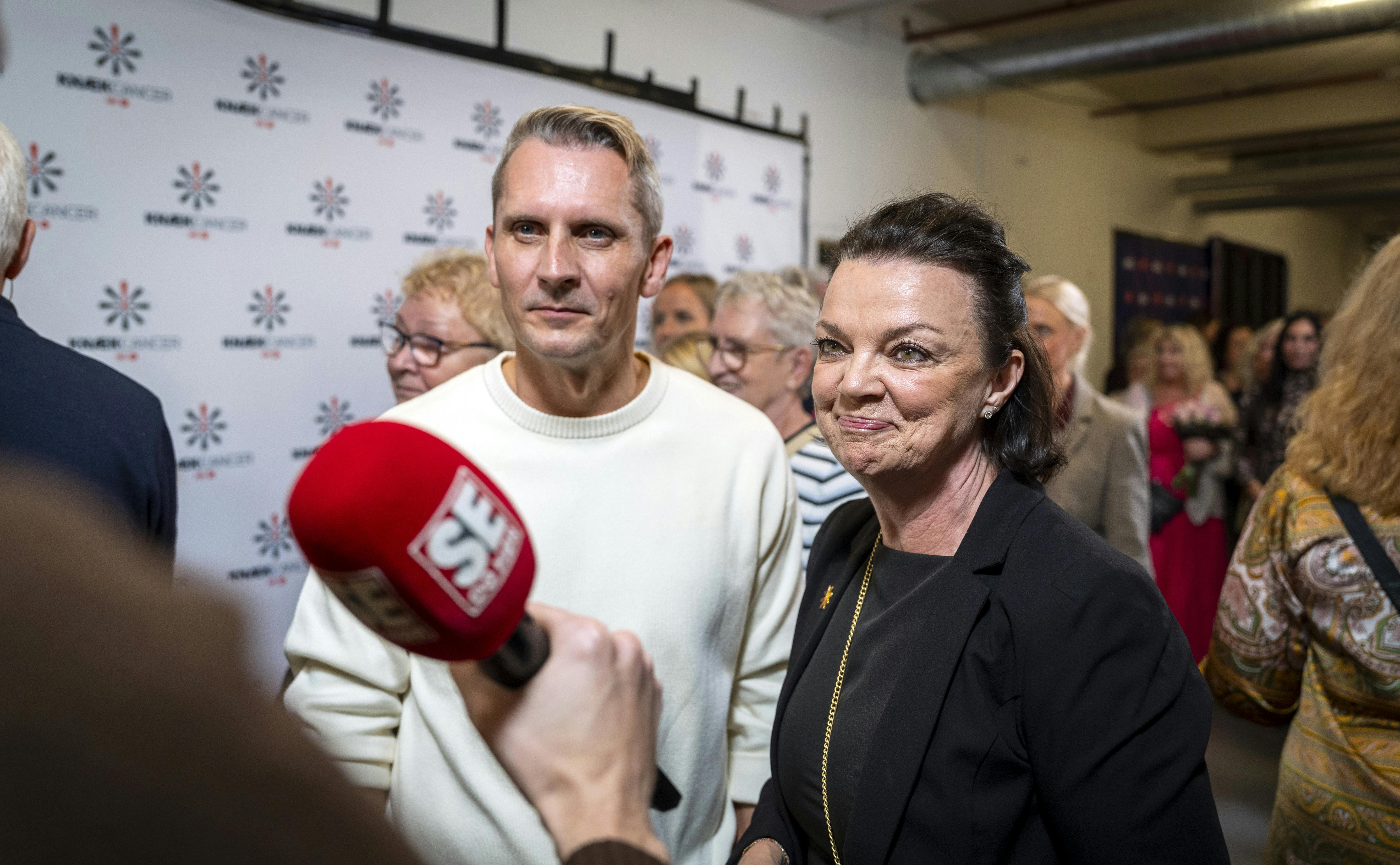 Pusle Helmuth døjer med smerter i sine knæ efter "Vild med dans"-træningen. 