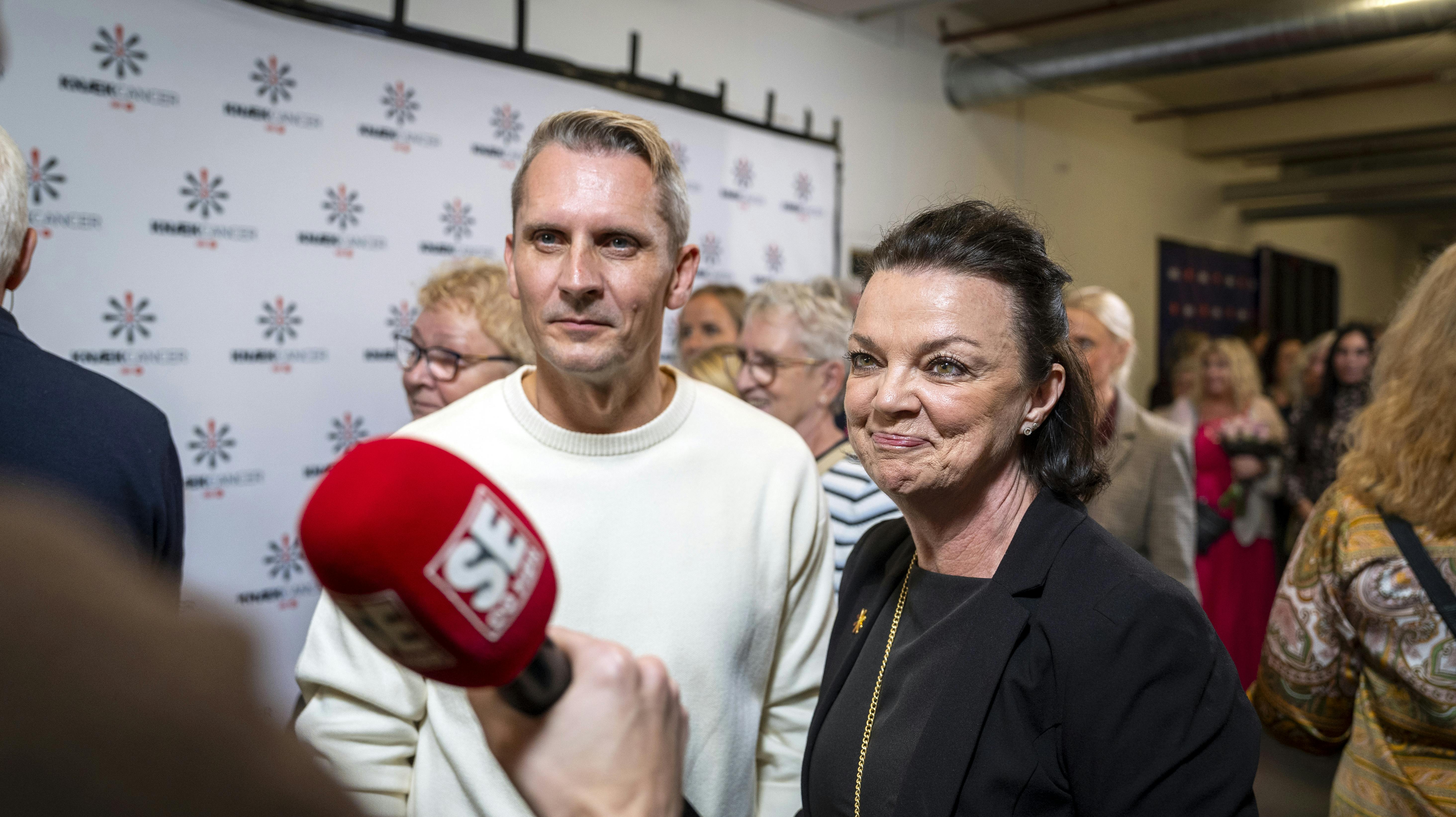 Pusle Helmuth døjer med smerter i sine knæ efter "Vild med dans"-træningen.