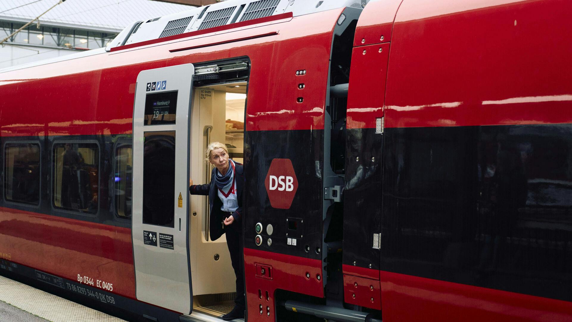 Togene er godt nok ekstra forsinket, når det sner udenfor, men nu prøver DSB at gøre det lidt godt i december. Det bliver nemlig gratis at køre med S-tog i hele søndagsdøgnet resten af året.