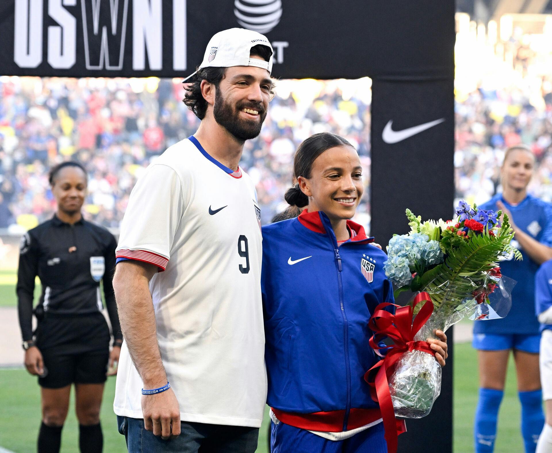 Dansby Swanson (tv.) og Mallory Swanson (th.) er blevet forældre til en lille pige.