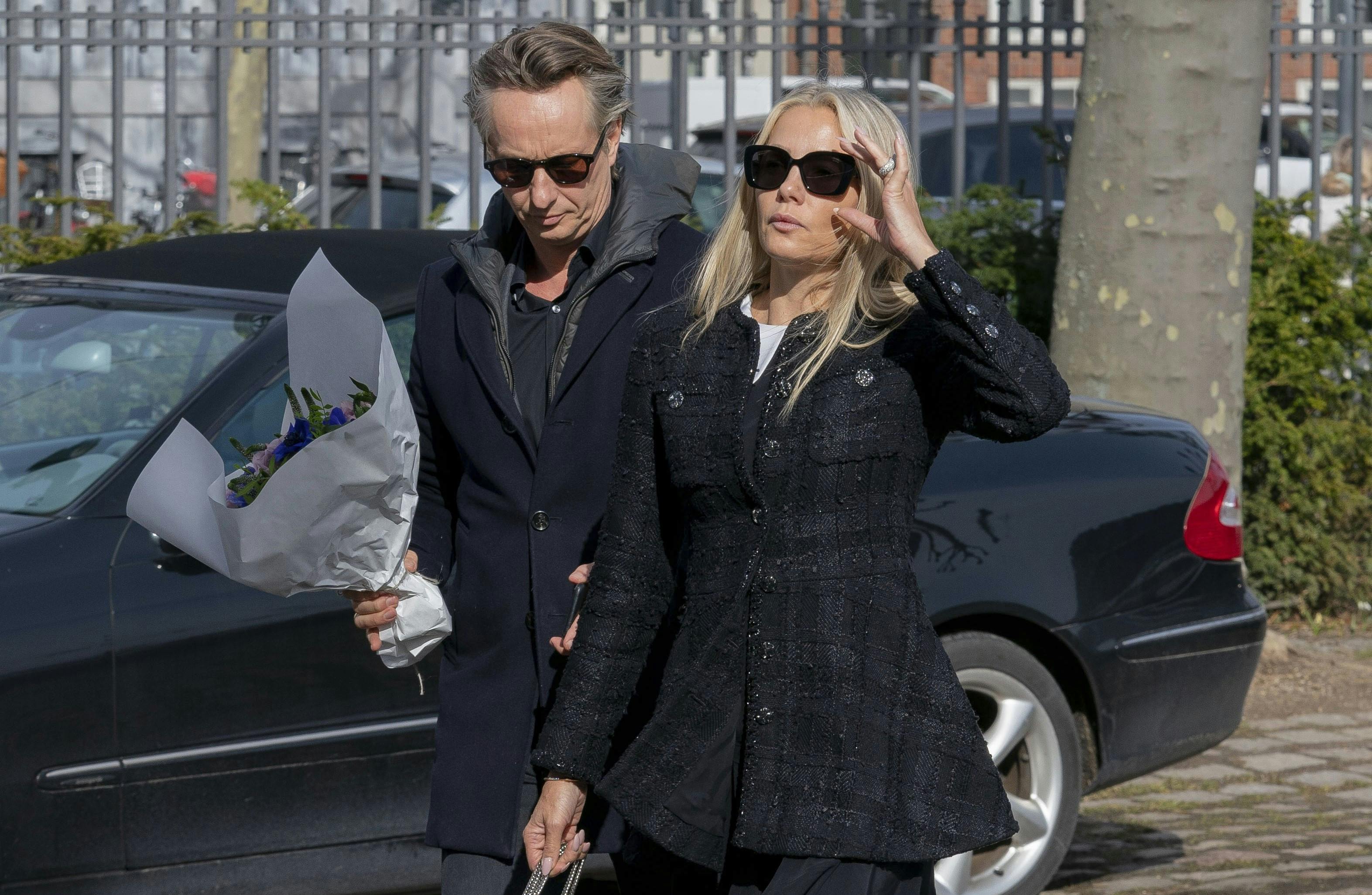 Caroline Fleming mødte i marts sidste år op med Jonas Hertz - der er tiltalt for svindel i millionklassen - til Erik Brandt begravelse. Mandag skal han møde op i byretten, hvor han risikerer en årelang fængselsstraf.