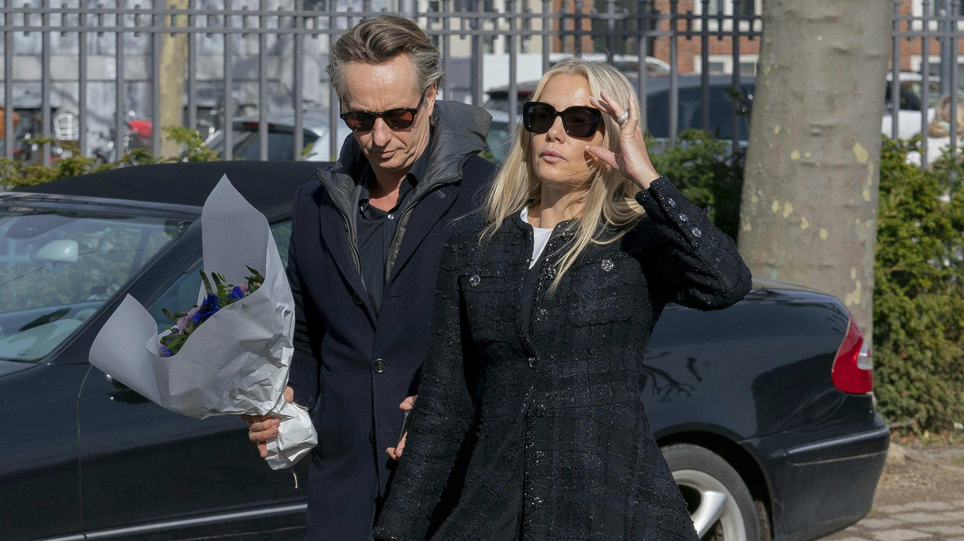 Caroline Fleming mødte i marts sidste år op med Jonas Hertz - der er tiltalt for svindel i millionklassen - til Erik Brandt begravelse. Mandag skal han møde op i byretten, hvor han risikerer en årelang fængselsstraf.