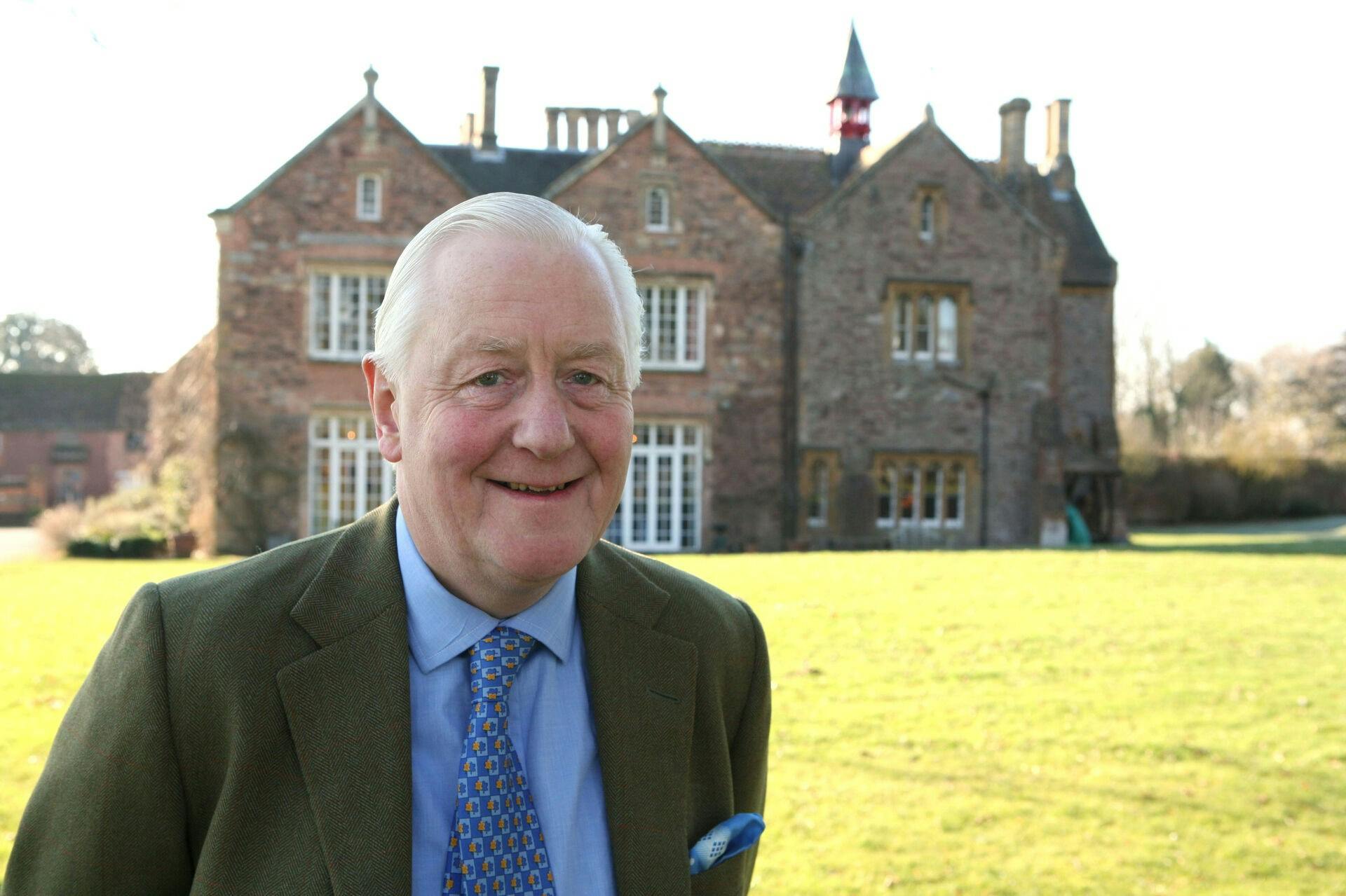 79-årige Benjamin Slader er på jagt efter en kvinde, der kan give ham nogle sønner. Hertil stiller han en masse krav.