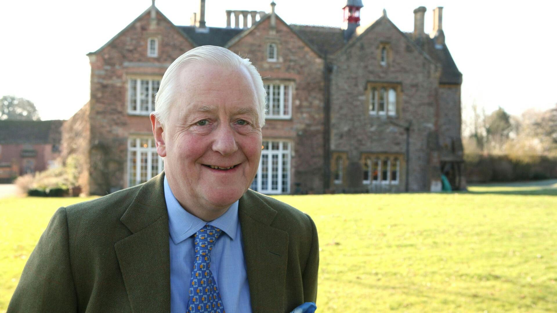 79-årige Benjamin Slader er på jagt efter en kvinde, der kan give ham nogle sønner. Hertil stiller han en masse krav.