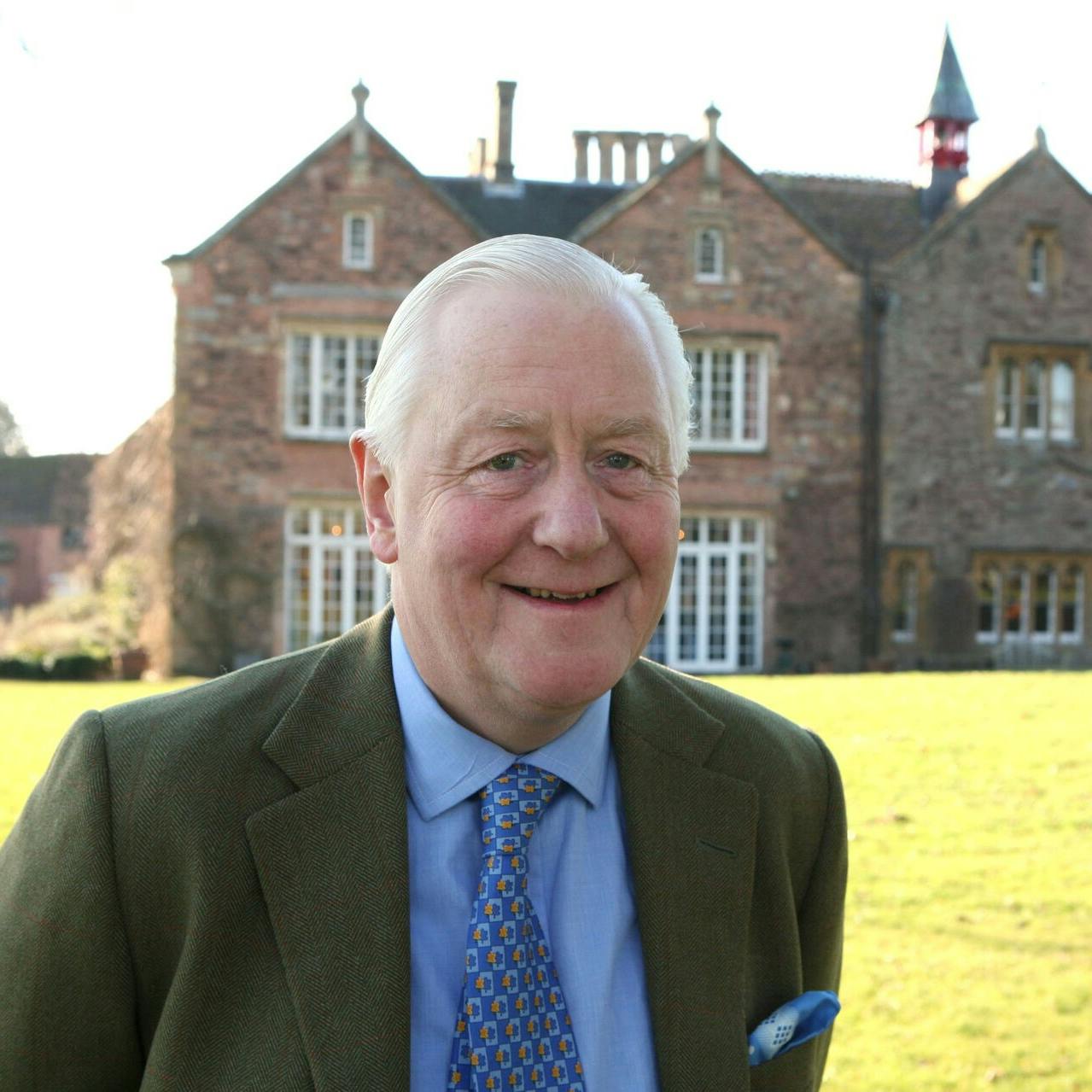 79-årige Benjamin Slader er på jagt efter en kvinde, der kan give ham nogle sønner. Hertil stiller han en masse krav.