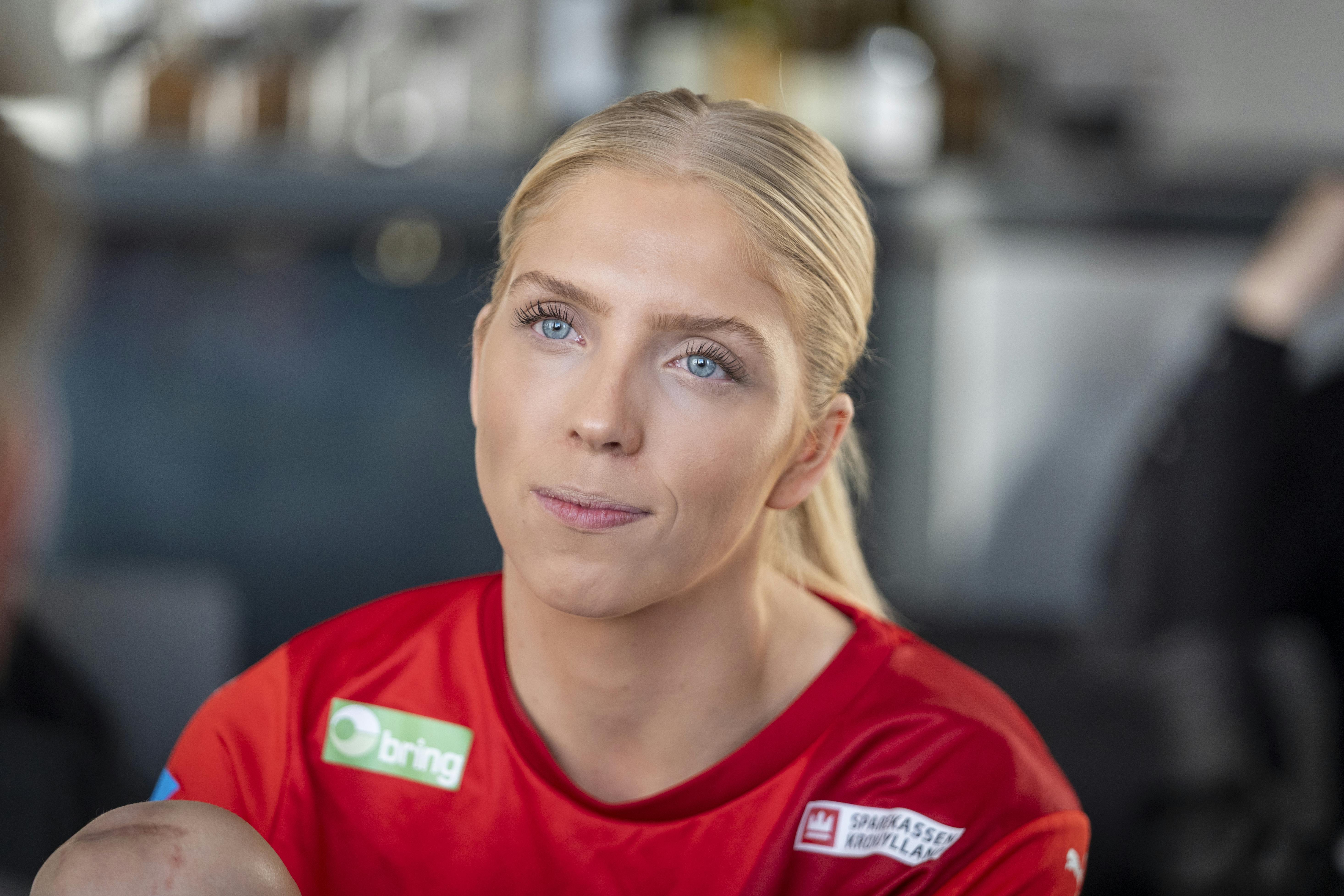 Efter et ordentligt nederlag til Team Esbjerg fik cheftræner i Ikast Håndbold, Søren Hansen, sparket lige efter slutfløjt. Spillerne i Ikast Håndbold var også chokeret over timingen på fyringen.