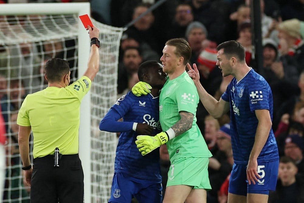 Evertons Idrisse Gueye blev holdt tilbage af holdets målmand, Jordan Pickford, i mandagens opgør mod Manchester United på Old Trafford. Gueye fik rødt kort, fordi han havde givet holdkammeraten Michael Keane (t.h.) en lussing. - Foto: Phil Noble/Reute