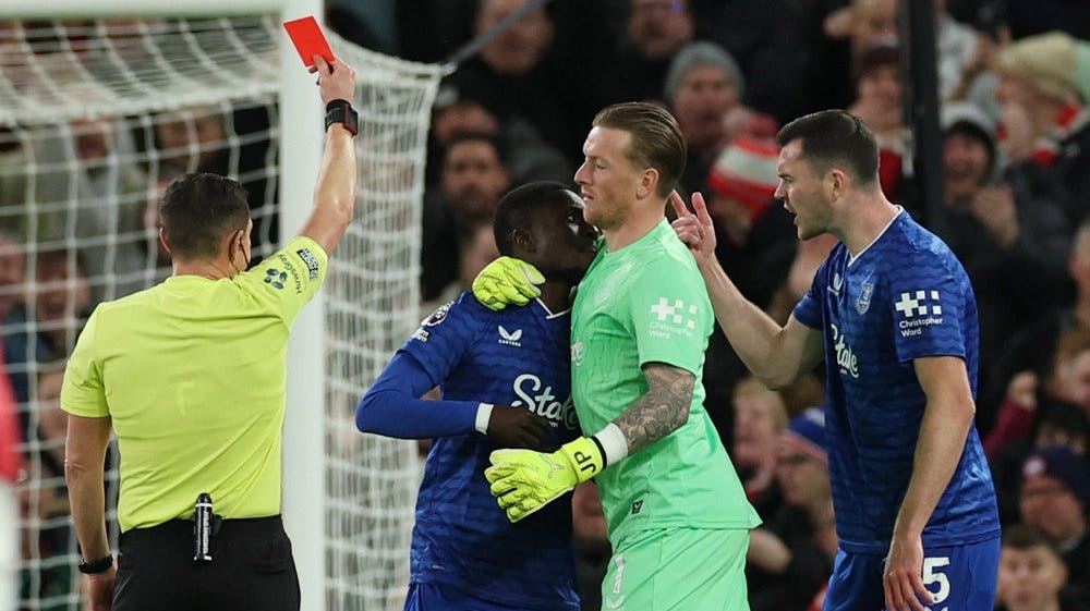 Evertons Idrisse Gueye blev holdt tilbage af holdets målmand, Jordan Pickford, i mandagens opgør mod Manchester United på Old Trafford. Gueye fik rødt kort, fordi han havde givet holdkammeraten Michael Keane (t.h.) en lussing. - Foto: Phil Noble/Reute