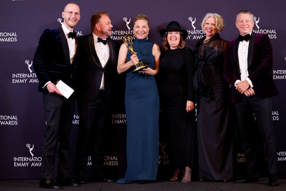 Produktionschef Mette Louise Grønbjerg modtog sammen med holdet bag "Shaolin" natten til tirsdag en Emmy-statuette for det danske reality-adventureformatet. - Foto: Eduardo Munoz/Reuters