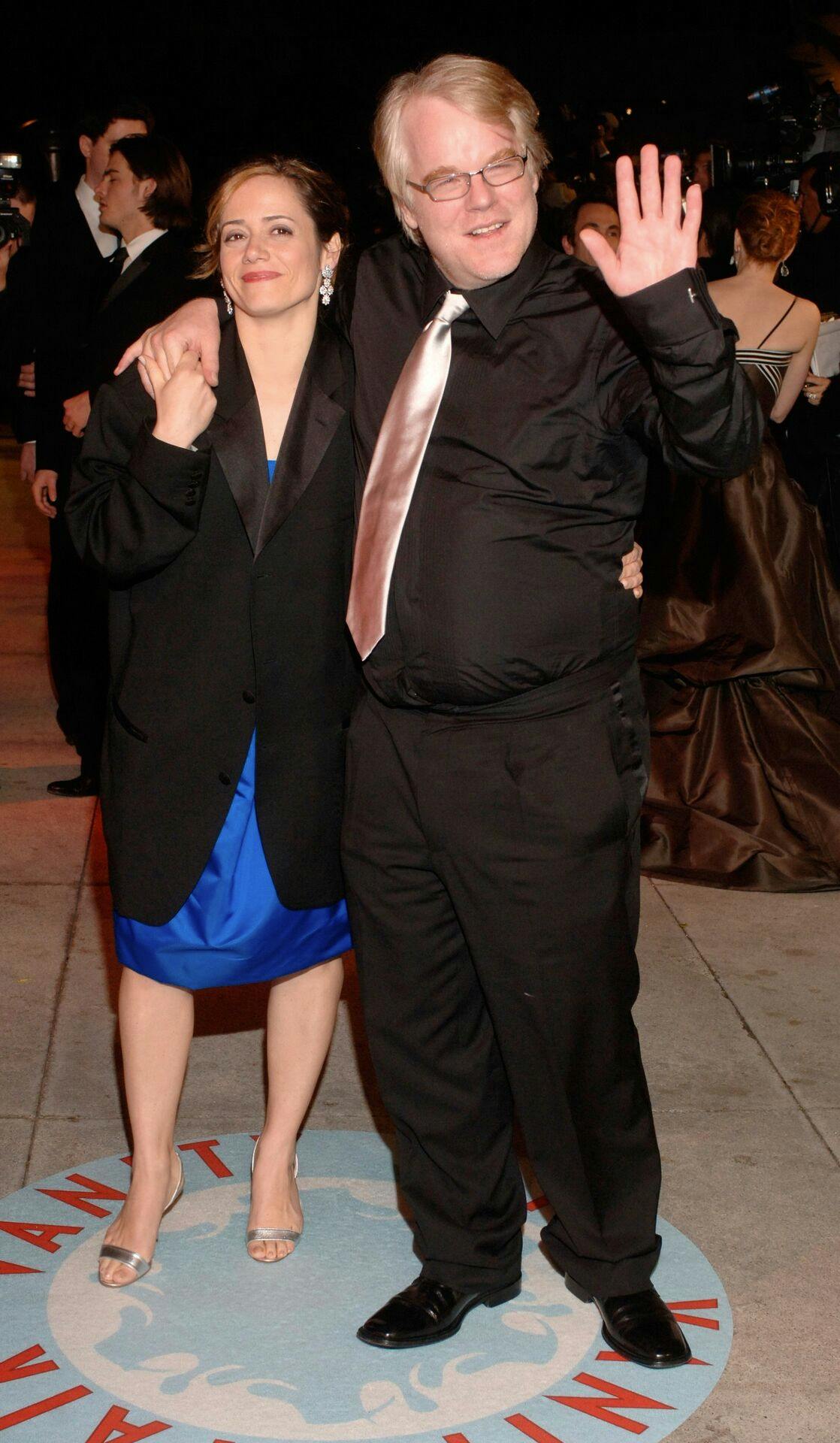 Philip Seymour Hoffman (R), who won the Oscar for best actor in a leading role for "Capote", and Mimi O'Donnell arrive at the Vanity Fair Oscar Party at Mortons in West Hollywood March 5, 2006. REUTERS/Phil McCarten
