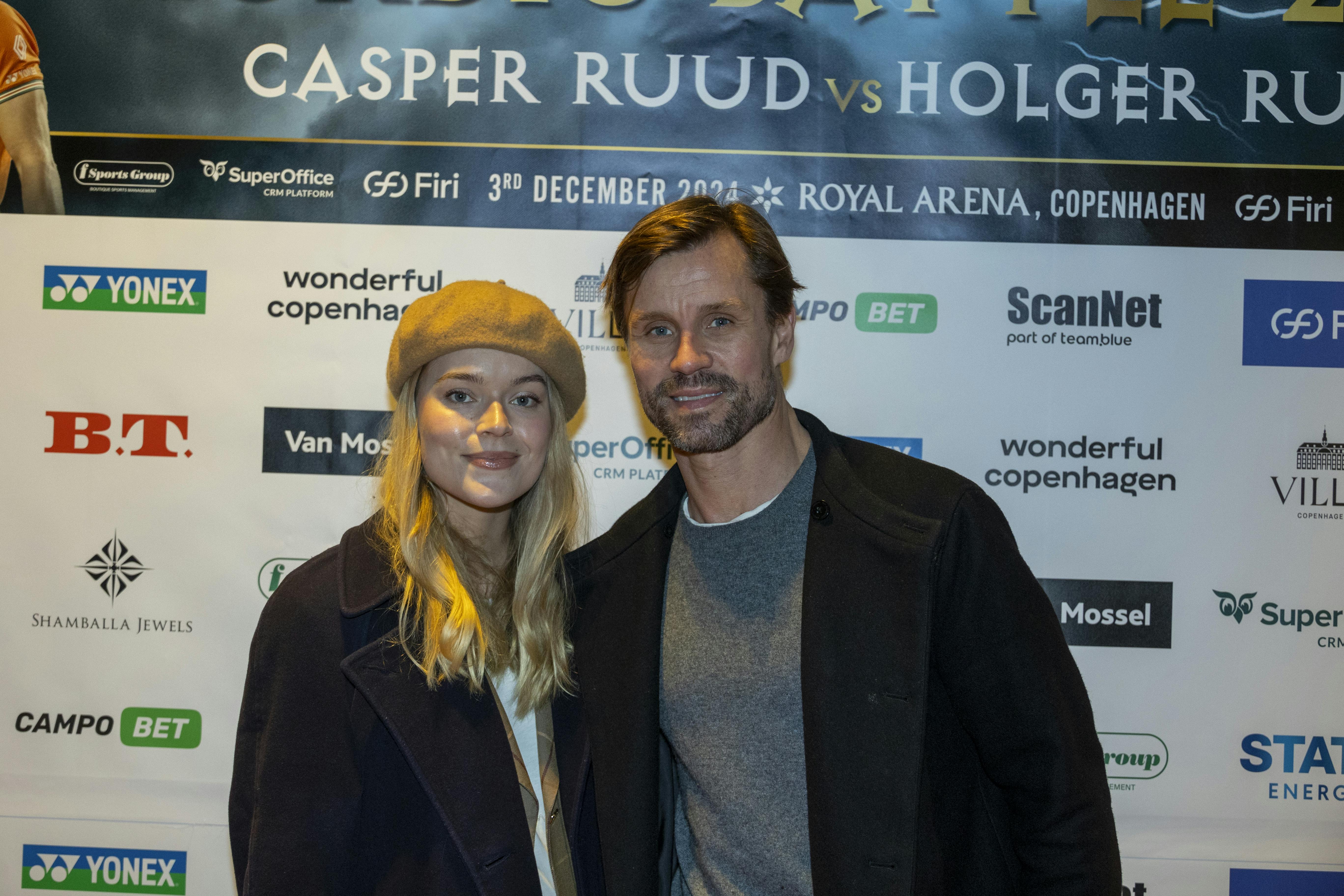 Michael Maze åbner nu en bordtennisbar med sin samarbejdspartner Sune Woo. Det er ikke Sune Woo, der står på billedet her. Det er Mazes kæreste, Sofie Dyrby.