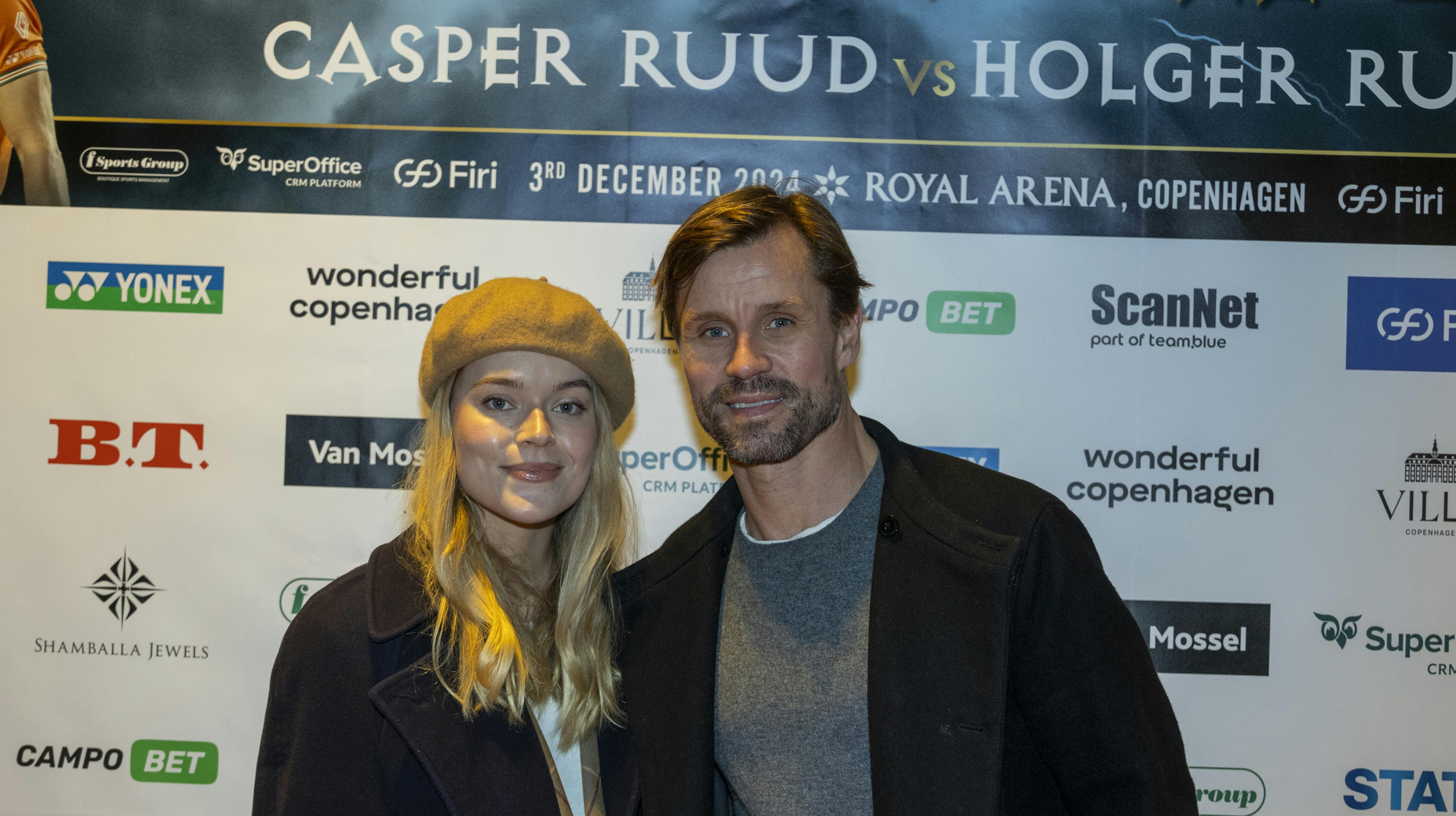 Michael Maze åbner nu en bordtennisbar med sin samarbejdspartner Sune Woo. Det er ikke Sune Woo, der står på billedet her. Det er Mazes kæreste, Sofie Dyrby.