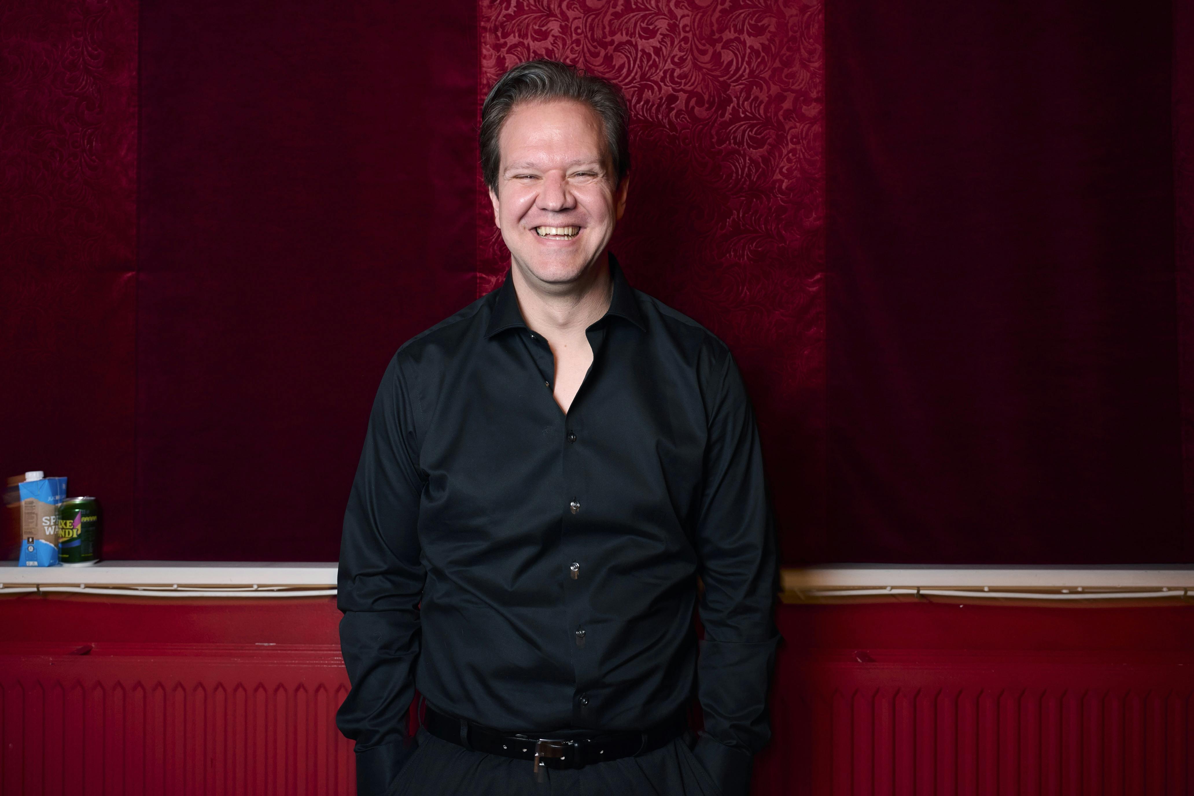 Opgavebeskrivelse: Pressemøde Tivoli Revyen  tivolirevyenSted: Tivoli, Glassalen, KøbenhavnFotograf: Lars H. LaursenJournalist: Tanja Larsen og Helle Skram de FriesOptagelsedato: 2025.05.27