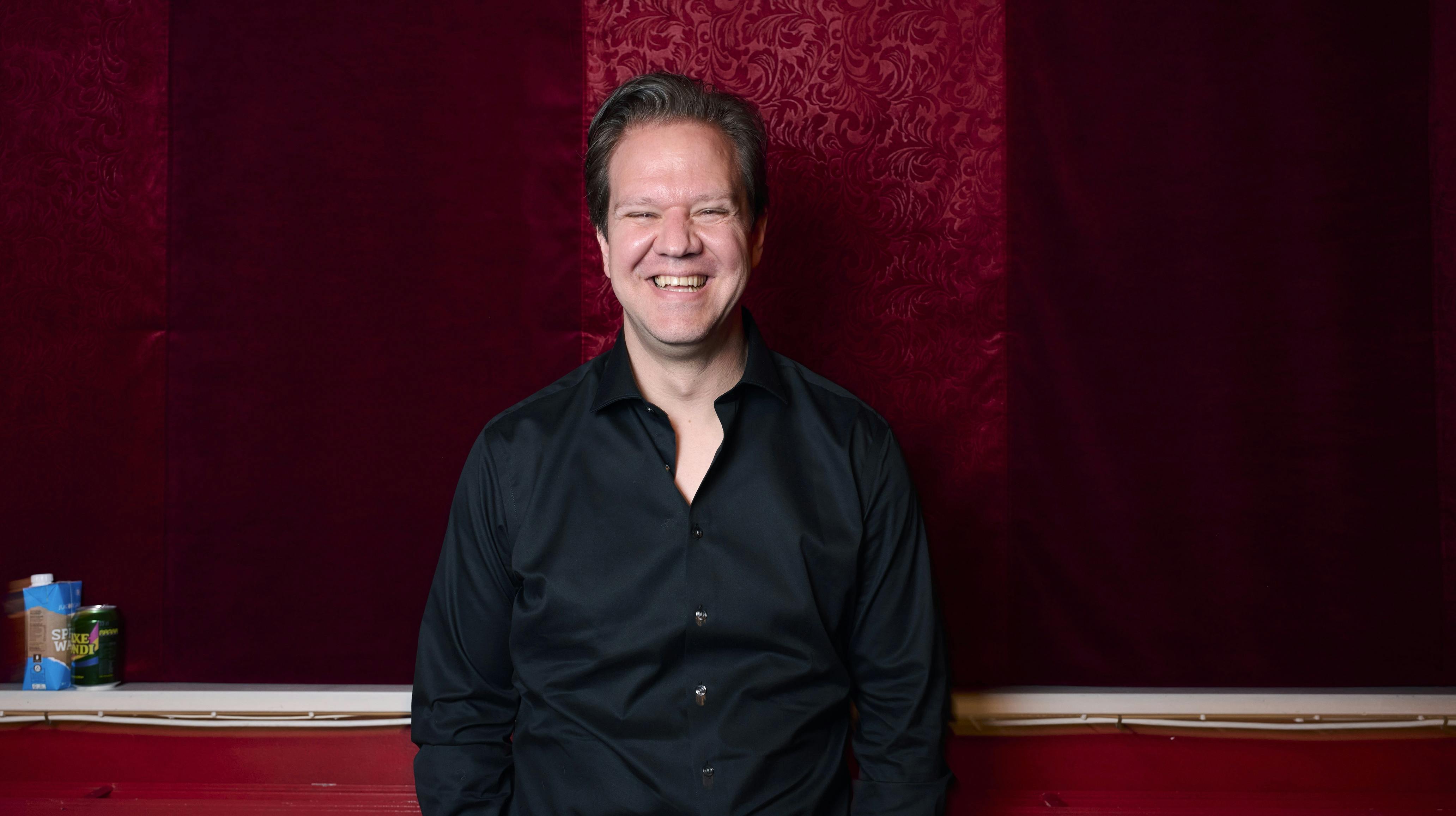 Opgavebeskrivelse: Pressemøde Tivoli Revyen tivolirevyenSted: Tivoli, Glassalen, KøbenhavnFotograf: Lars H. LaursenJournalist: Tanja Larsen og Helle Skram de FriesOptagelsedato: 2025.05.27