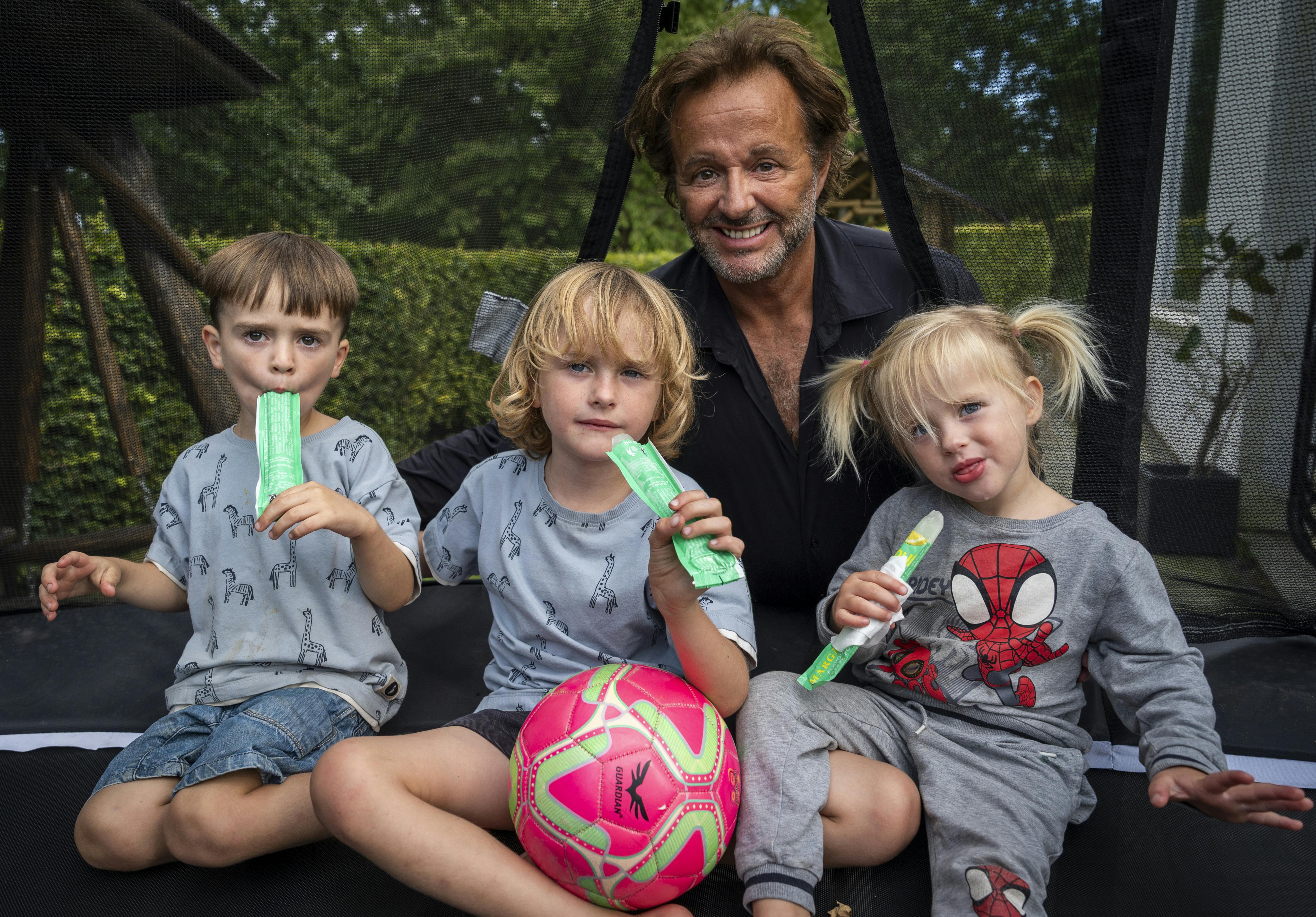Dennis’ tre børn Noah, Aura og Lucas er grunden til, at han ikke længere rør alkohol.