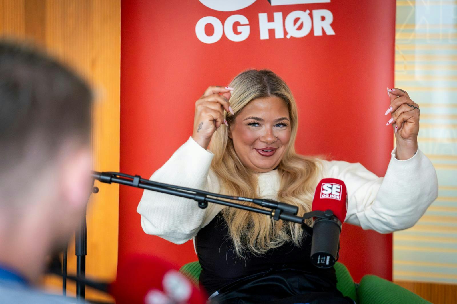 Sissal flækker af grin i "Rundt på gulvet", da snakken falder på hendes og Eugens til tider ganske intime dansepartnerskab.