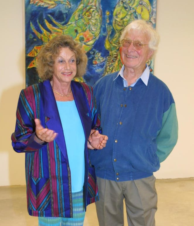 Carl-Henning Pedersen med hustruen Sidsel Ramson foran et af hans farvestrålende værker.