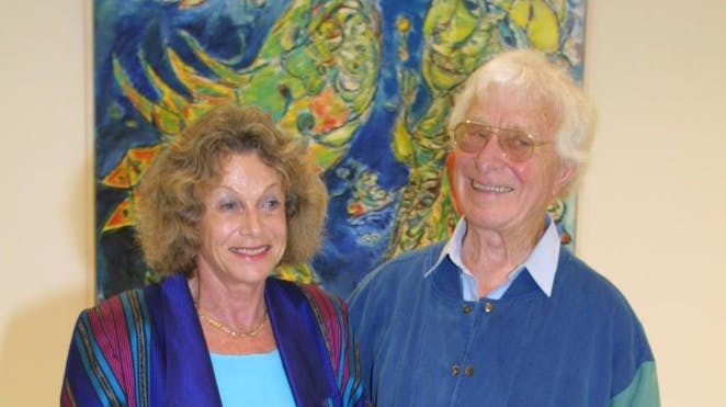 Carl-Henning Pedersen med hustruen Sidsel Ramson foran et af hans farvestrålende værker.