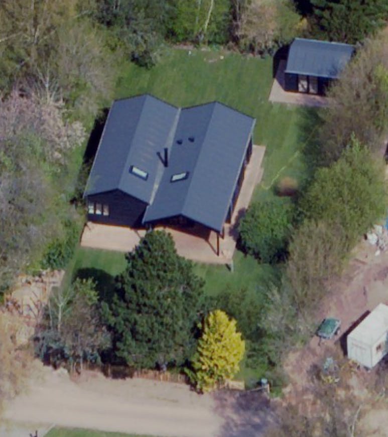 Sommerhuset, som Hornsleth har solgt, er opført i 2023.