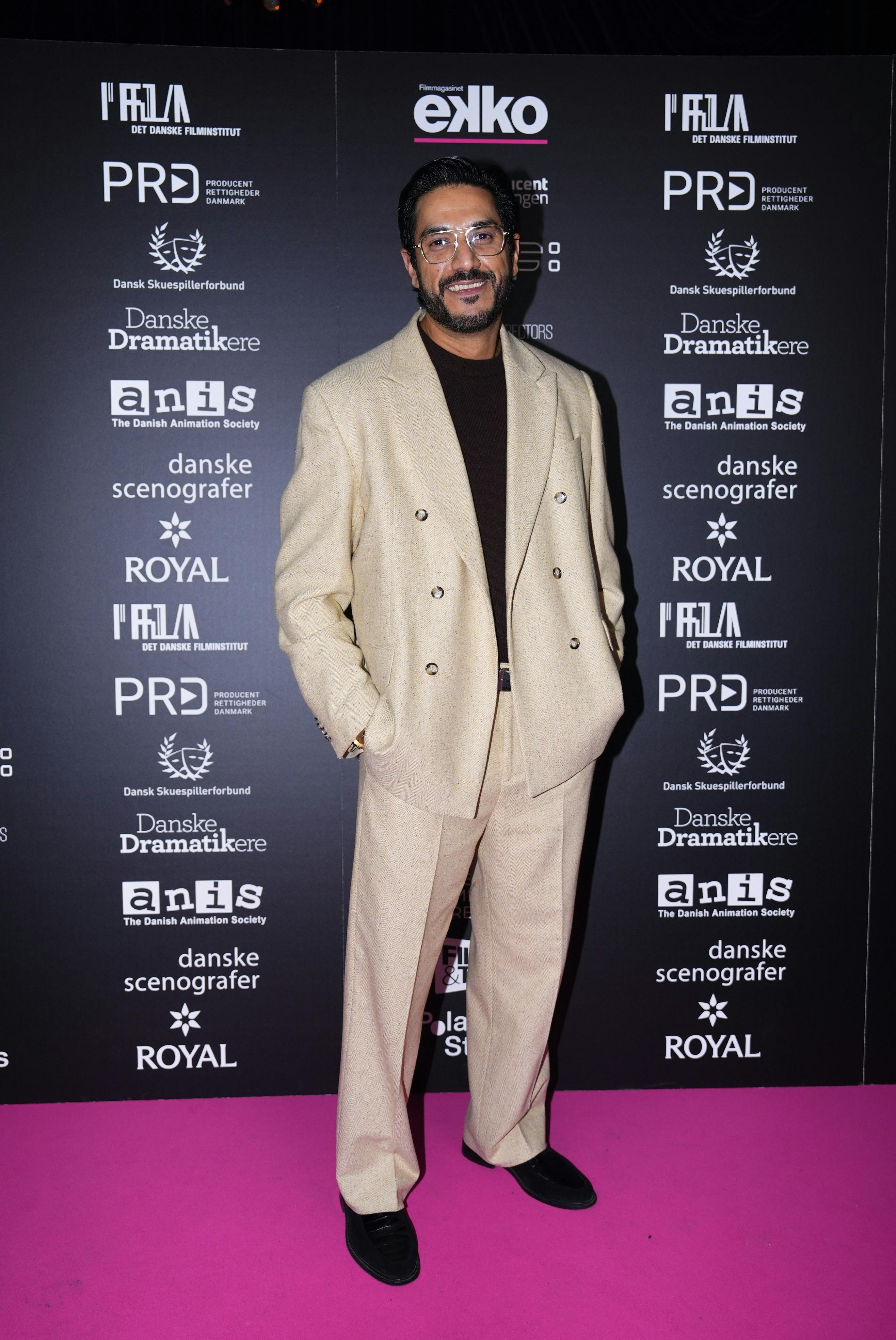 Afshin Firouzi arbejder ikke kun på filmset. Han er nemlig socialpædagog og arbejder på flere opholdssteder. 