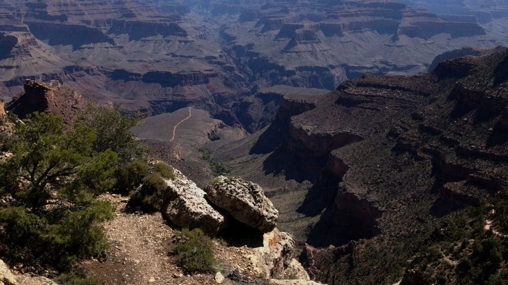 Fra årsskiftet kommer adgangen til Grand Canyon til at koste 100 dollar per turist. I dag ligger prisen på 20 dollar for et besøg i syv dage. Billedet her er taget i juli. - Foto: Kaylee Greenlee/Reuters