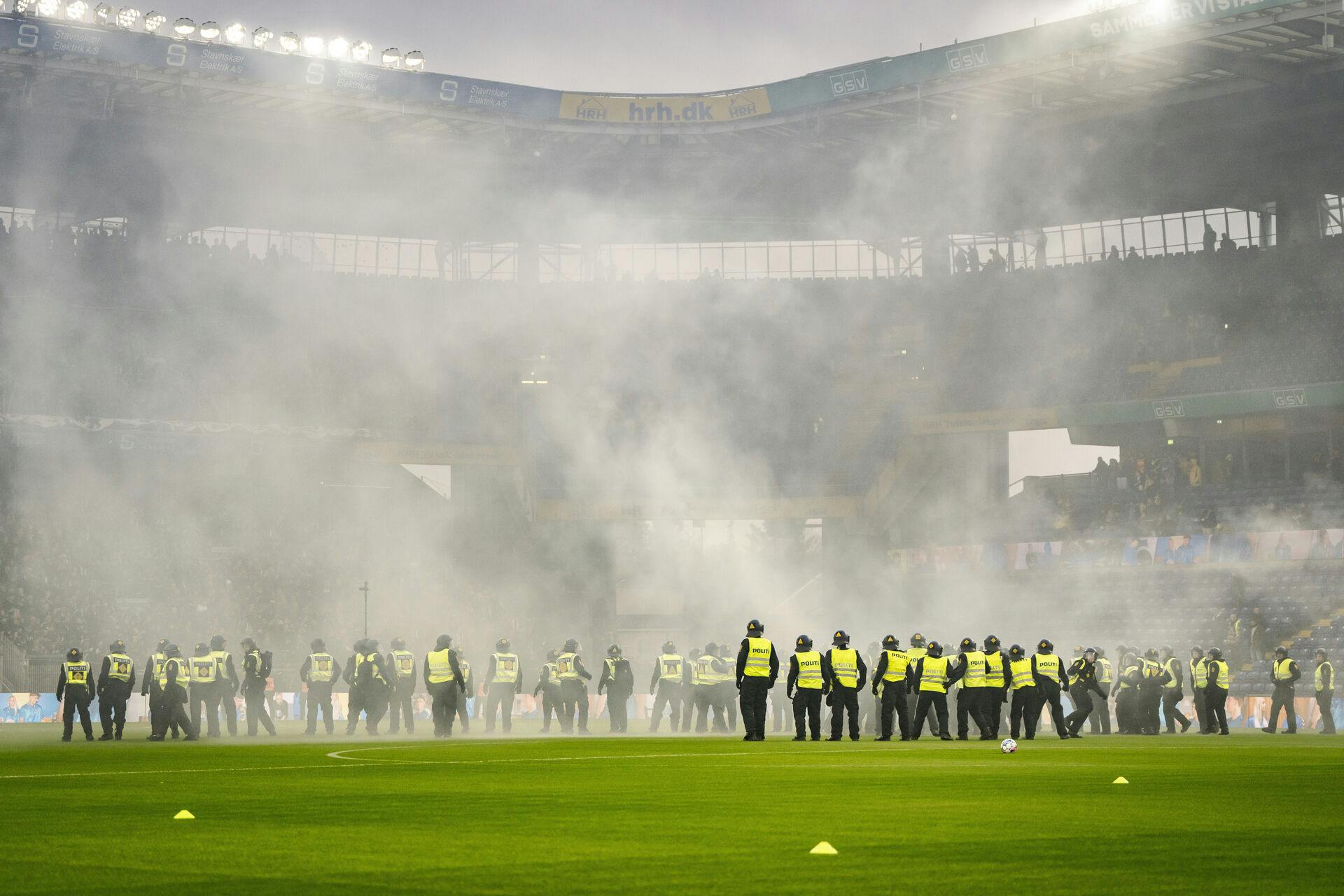 Politi på banen grundet tumult mellem fans før 3F Superliga-kampen mellem Brøndby IF og FC København på Brøndby Stadion, søndag den 27. oktober 2024.