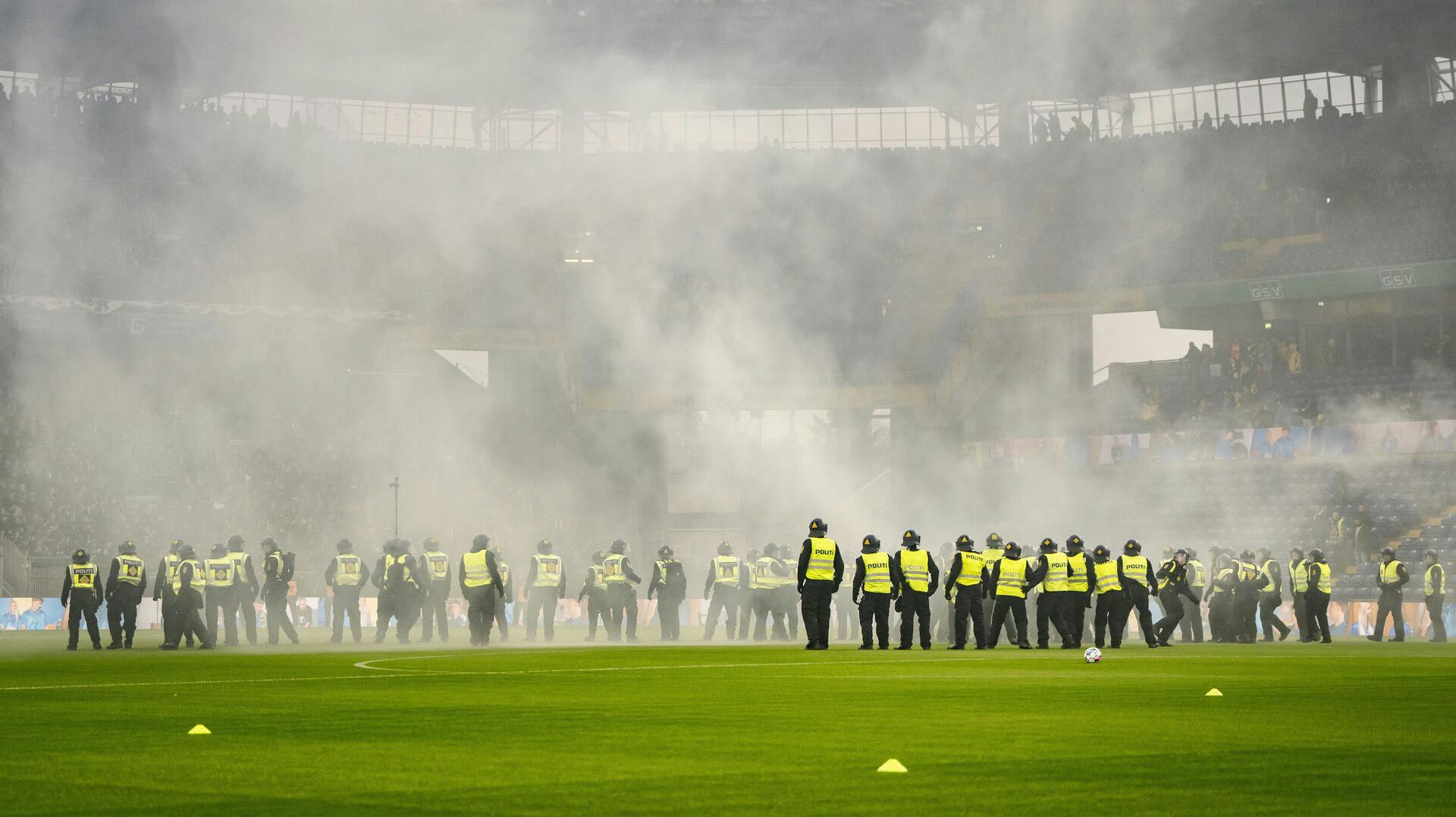 Politi på banen grundet tumult mellem fans før 3F Superliga-kampen mellem Brøndby IF og FC København på Brøndby Stadion, søndag den 27. oktober 2024.
