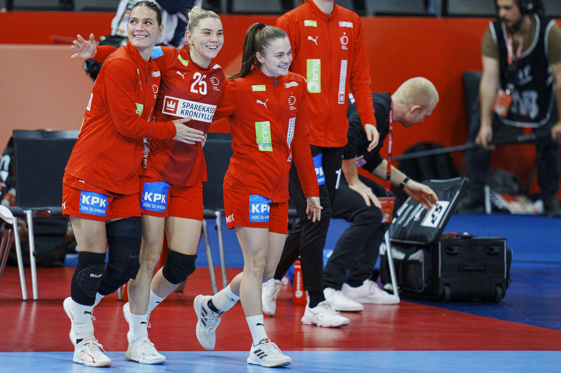 Trine Østergaard (i midten, red) døjer stadig med ankelskaden fra lørdagens testkamp.