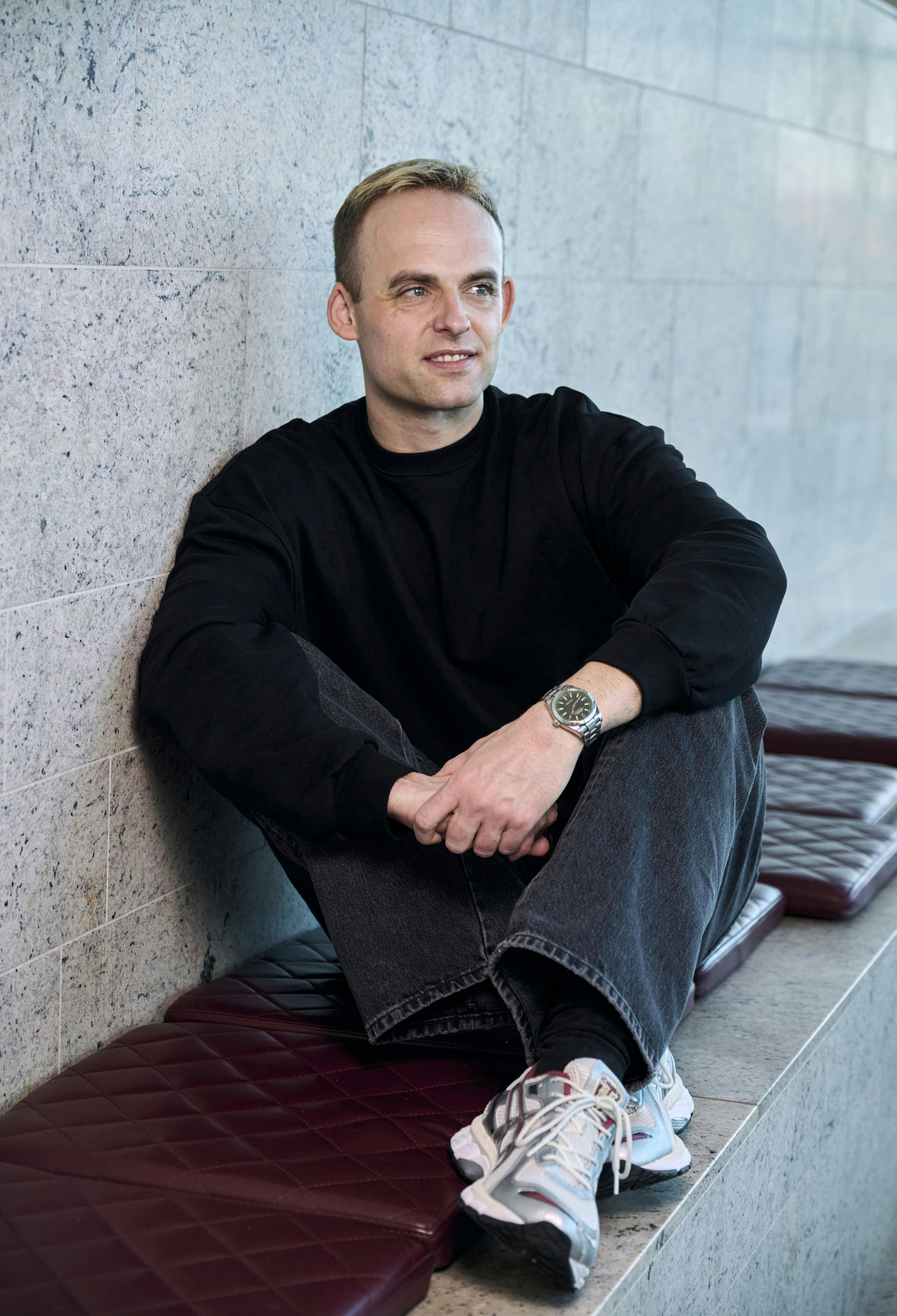 Når snakken falder på Mads Vads værste øjeblik i "Vild med dans", kommer der hurtigt to episoder frem. Dem fortæller han om i "Af Banen".