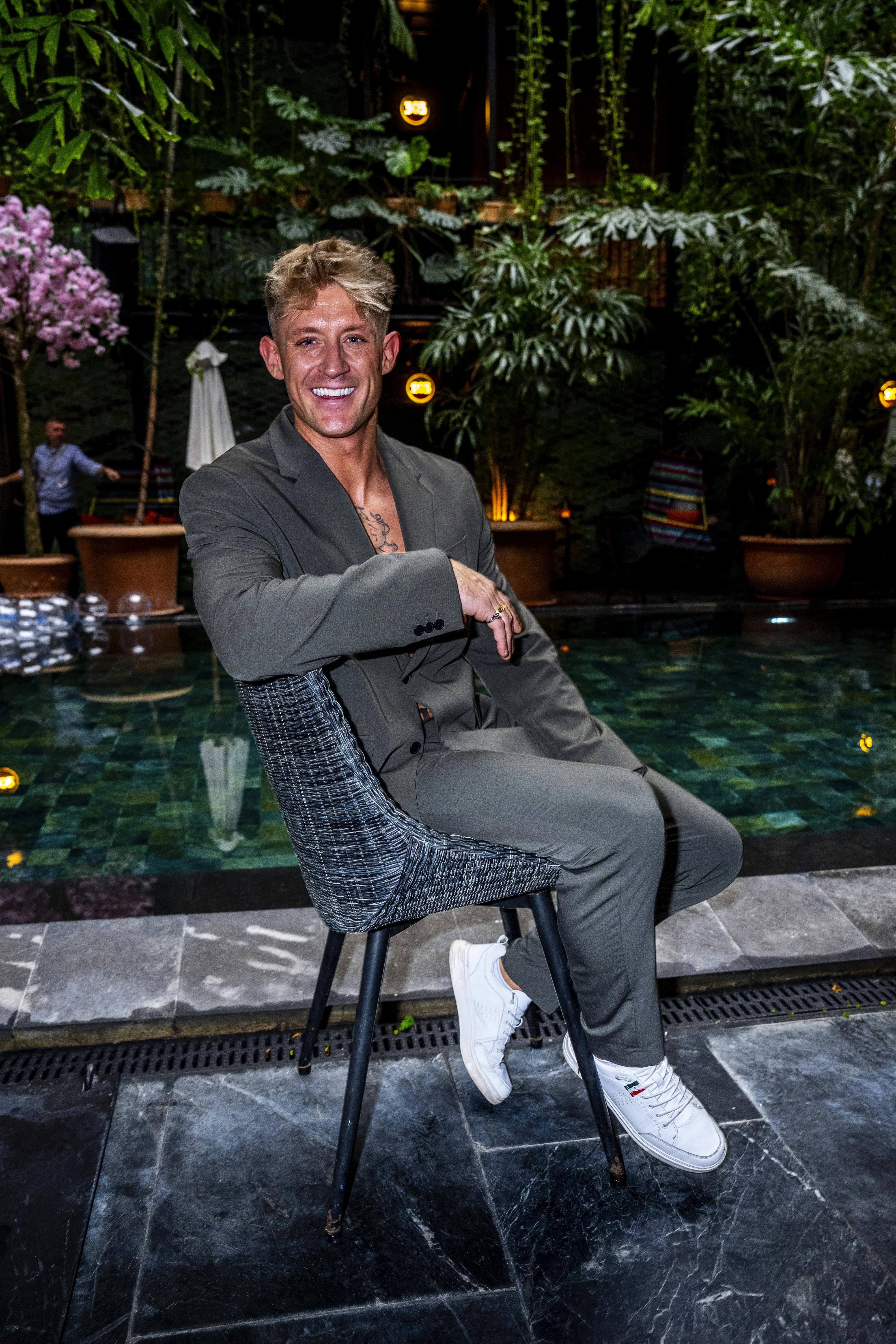 Bro er i øjeblikket aktuel i realityprogrammet "Villa of Broken Hearts".