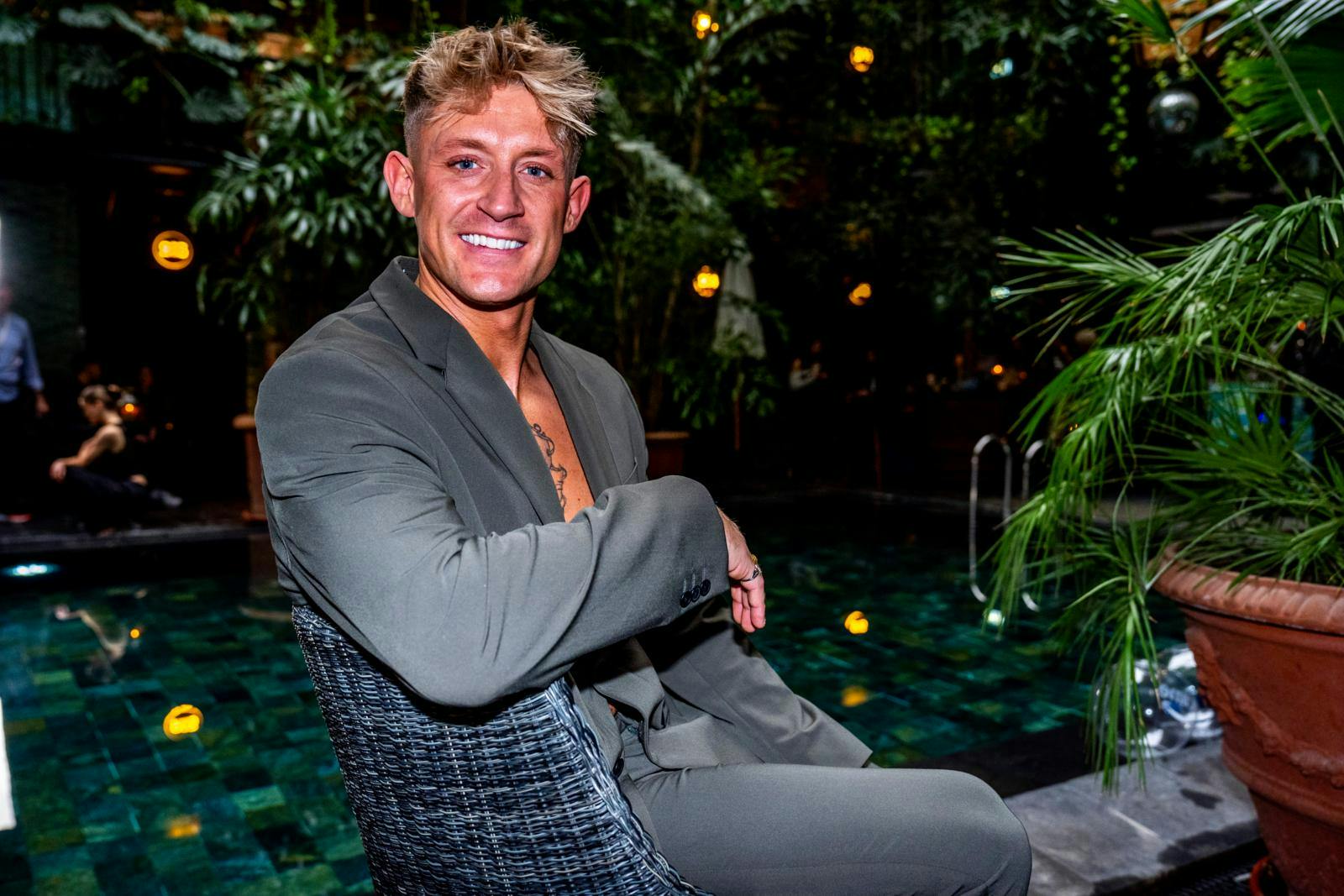 Bro er netop nu aktuel i "Villa of broken hearts".