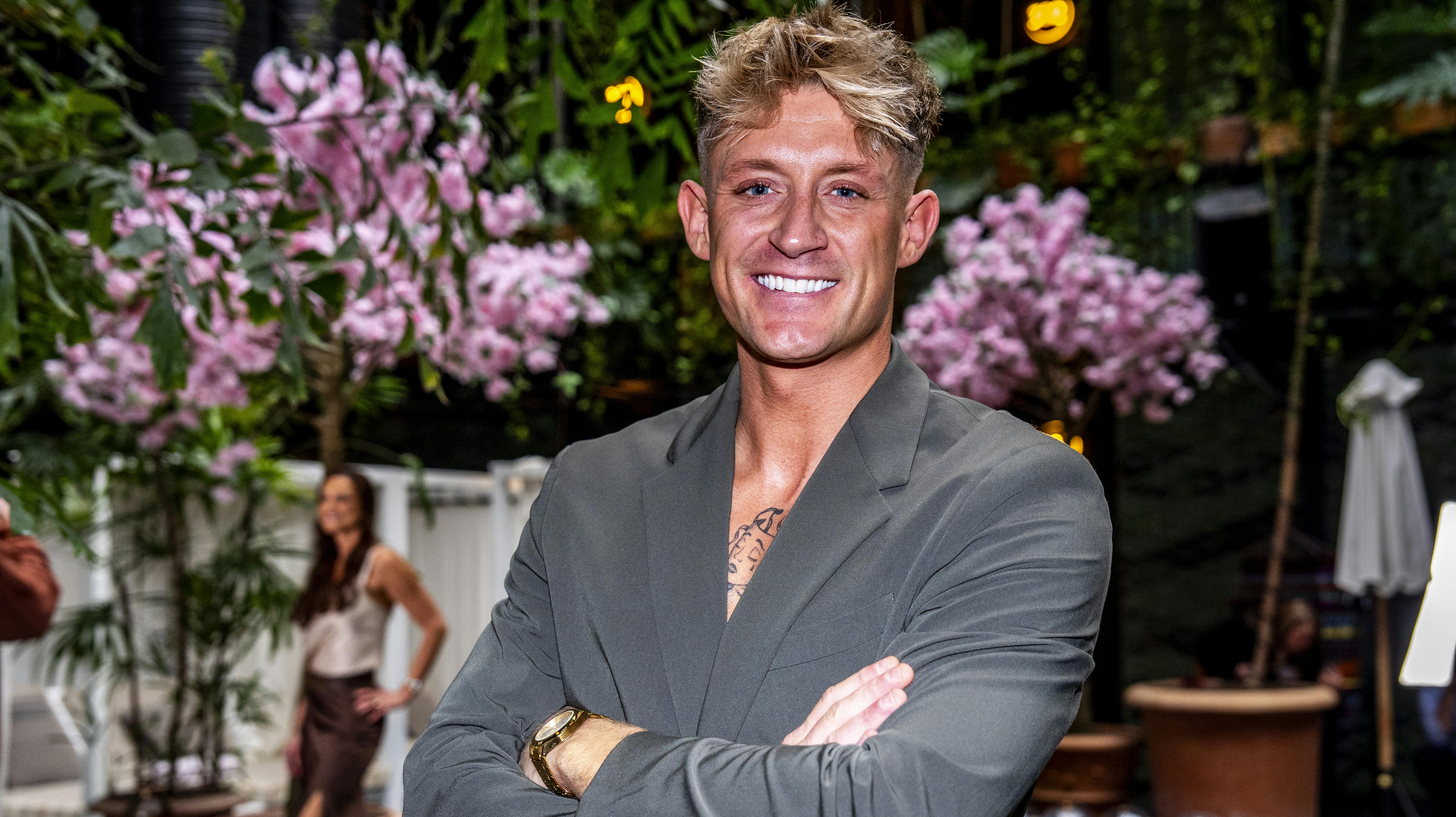 Bro er i øjeblikket aktuel i realityprogrammet "Villa Of Broken Hearts".