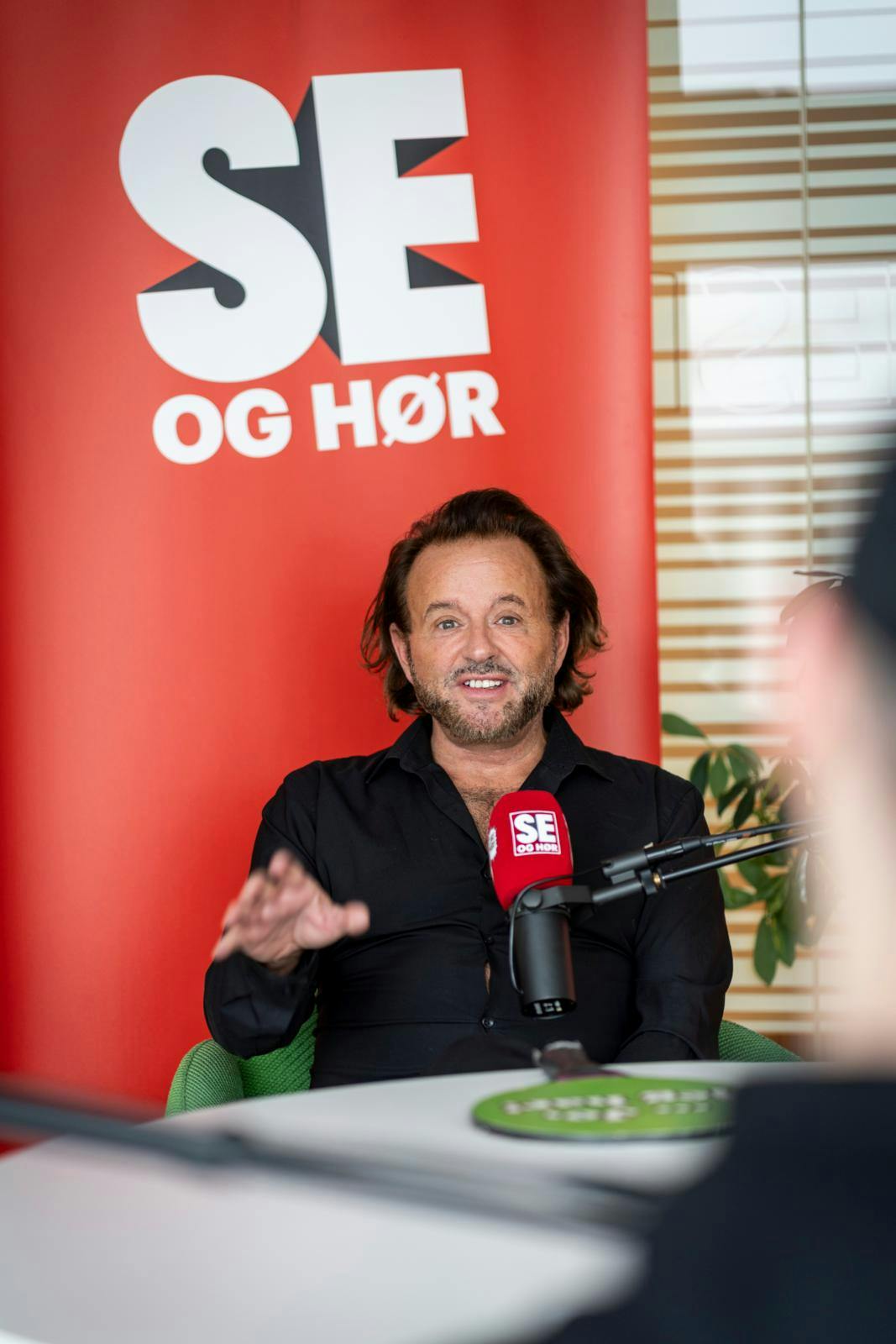 Dennis Knudsen svarer ærligt på de frække spørgsmål i "Sladderministeriet".