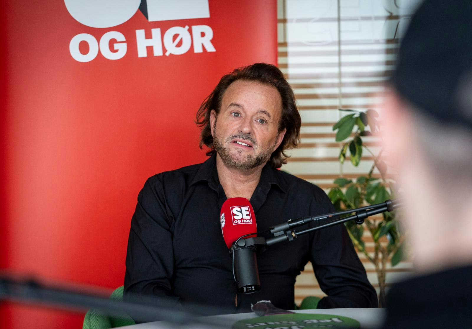 - Jeg får et chok. Jeg forstår ikke, hvad fanden der sker, fortæller Dennis Knudsen om det øjeblik, han midt under sin teoriprøve blev prikket på skulderen og anholdt af to politibetjente.