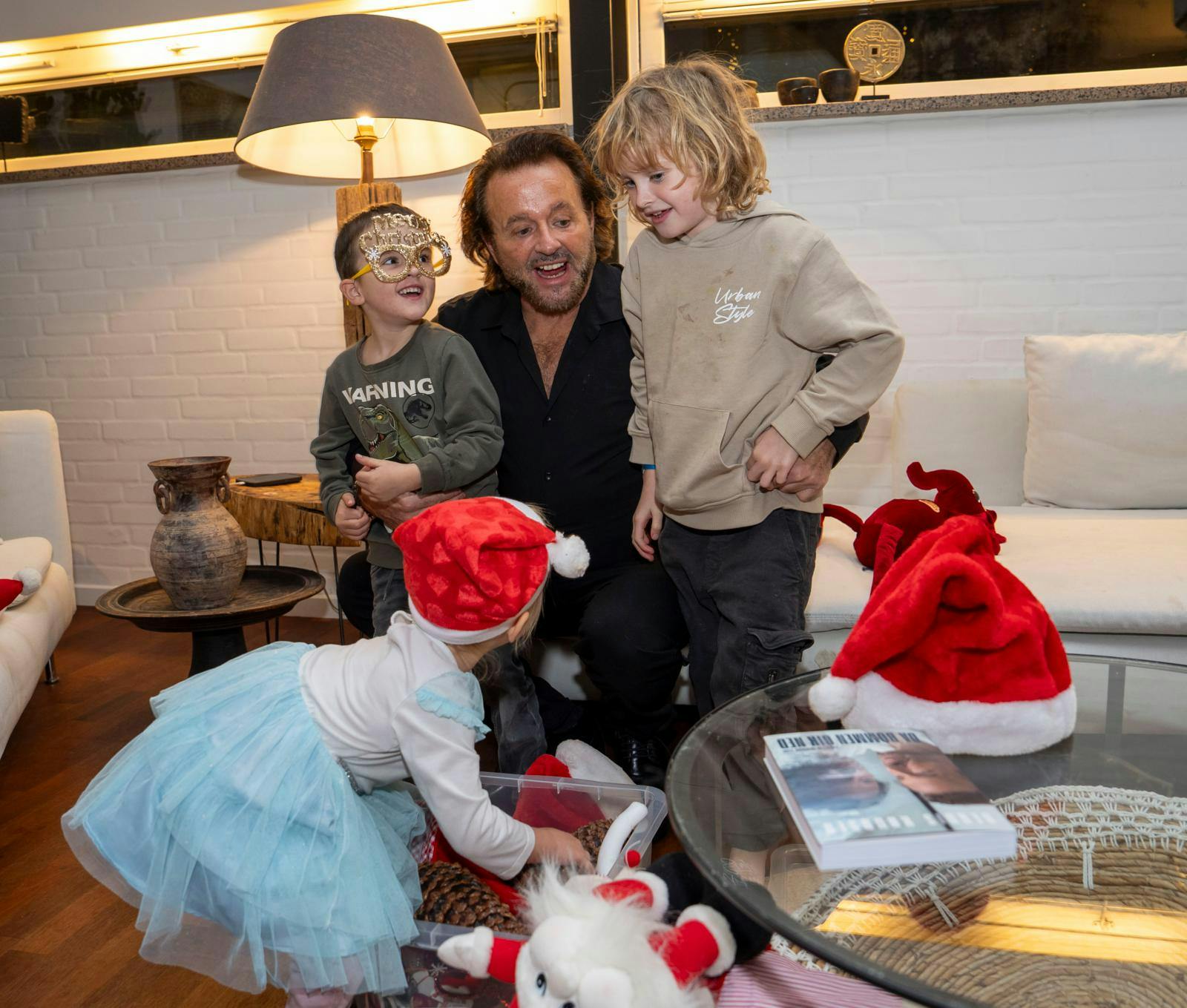 Dennis Knudsen ses her med sine børn, som han er alene om at opfostre. Derfor søger han også en ældre mand eller kvinde, som vil være en del af hans familie, og som måske har lyst til at give noget videre, både økonomisk og menneskeligt.