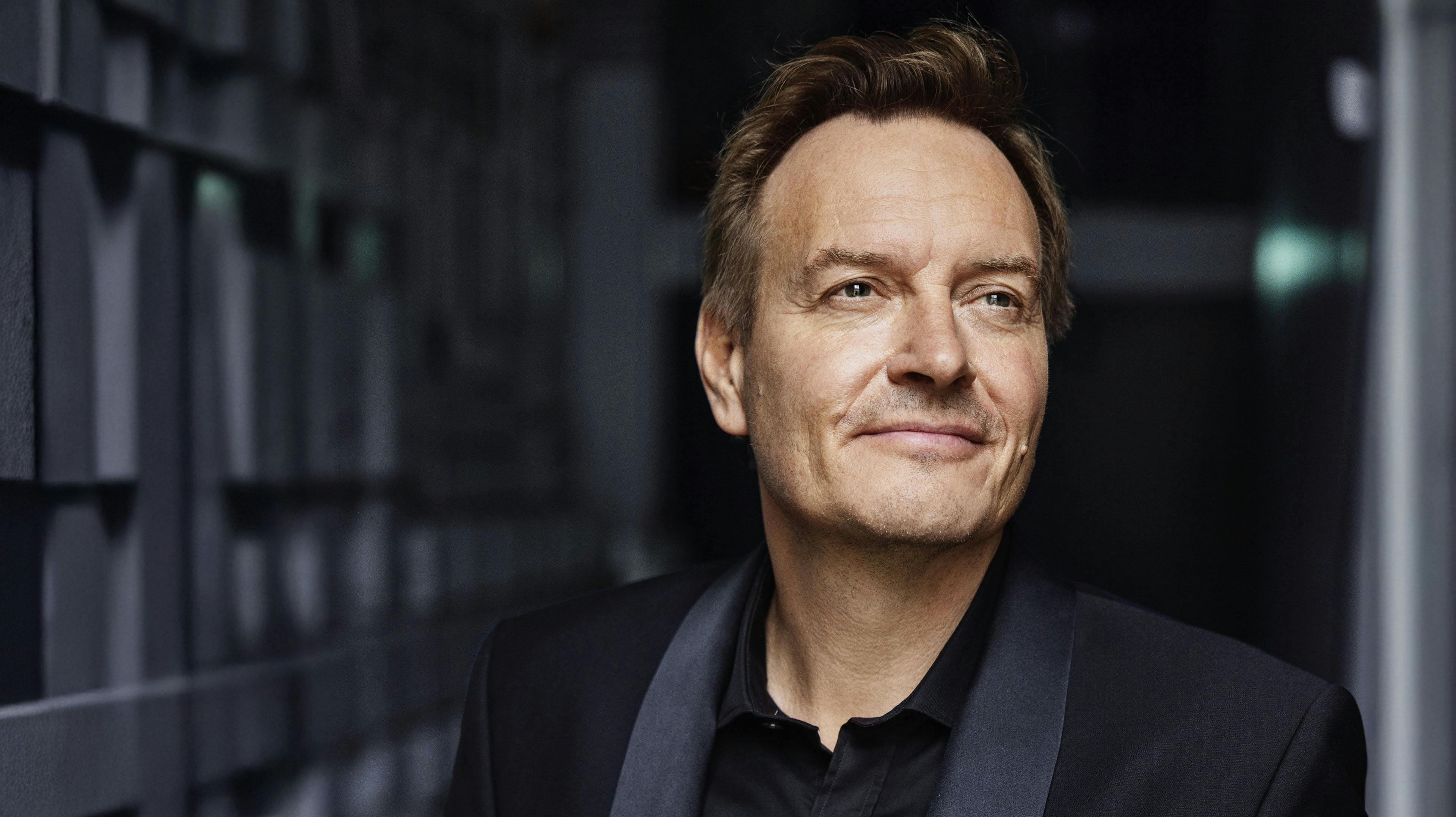 Rasmus Tantholdt er ny vært på 'De største øjeblikke', som kan opleves mandag 29. december på TV 2 og TV 2 Play.