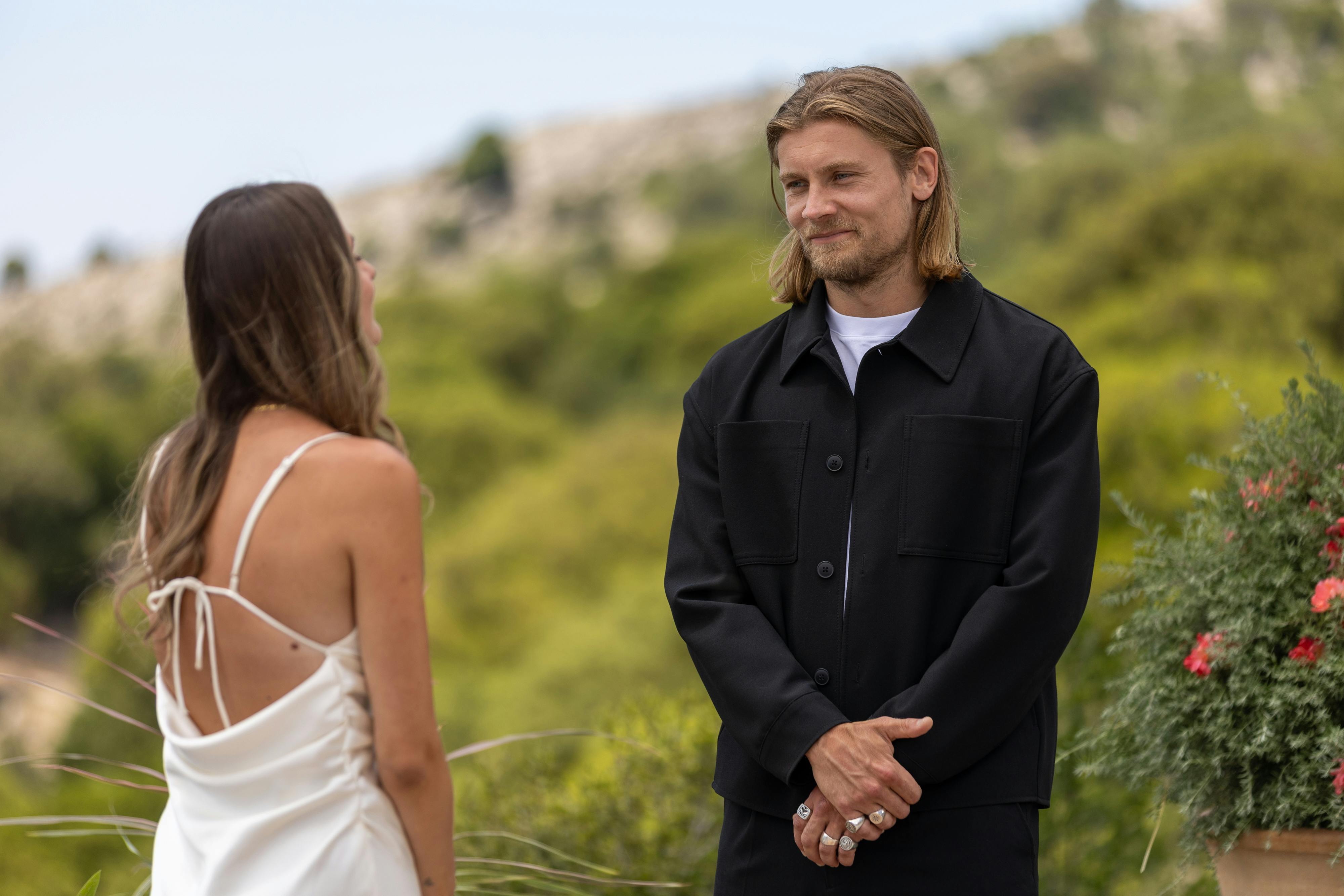 - Jeg synes det var lidt komisk. Og meget typisk Christian, fortæller Julie om Christians valg til SE og HØR.