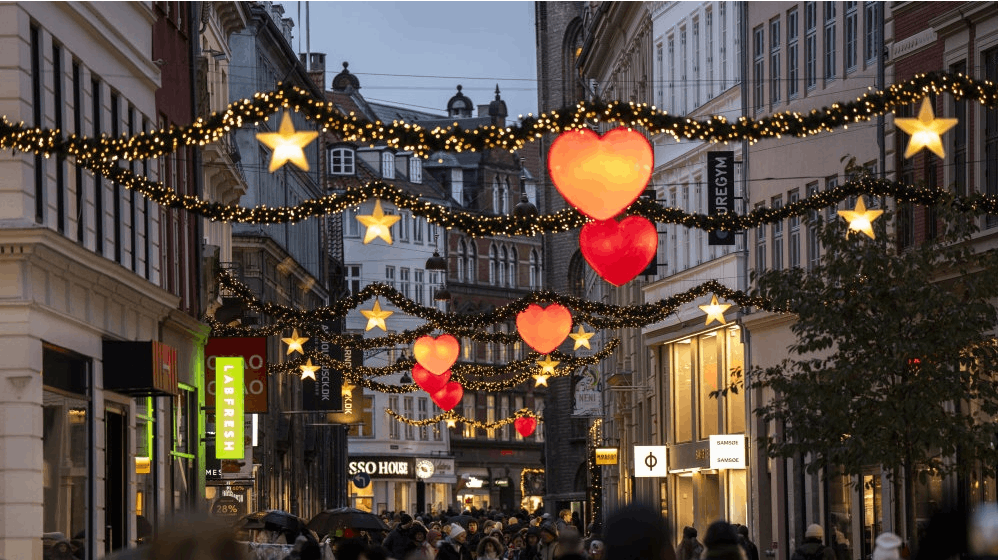 Dansk Folkehjælp har i år modtaget 18.458 ansøgninger om Julehjælp fra økonomisk pressede familier. Organisationen fortæller, at mange forældre oplever, at økonomien påvirker børnenes trivsel. (Arkivfoto). - Foto: Sebastian Elias Uth/Ritzau Scan