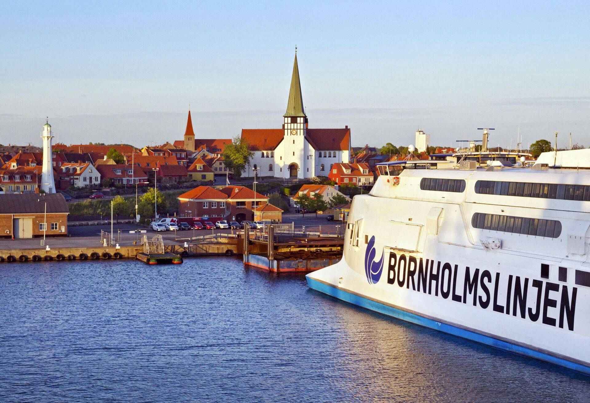 Rønne havn med Bornholmslinjen. havneby
