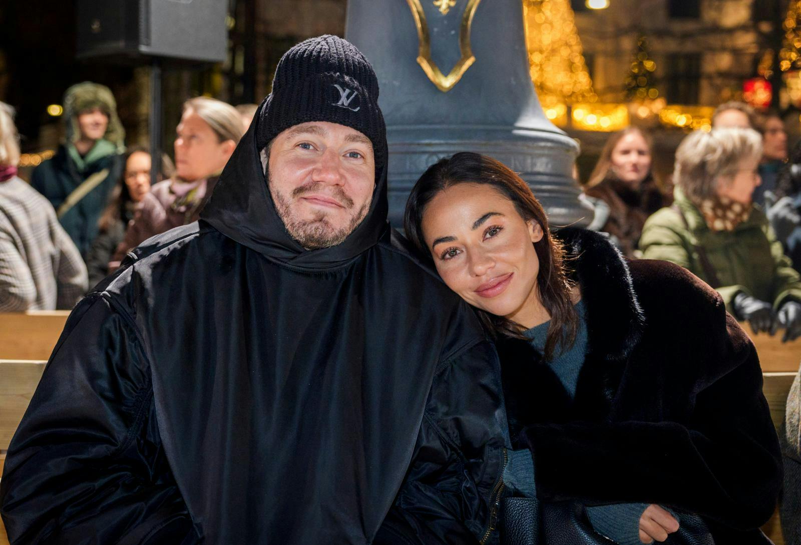 Sus Wilkins og Nicklas Bendtner er forlovet, men skal efter planen først giftes i 2027.