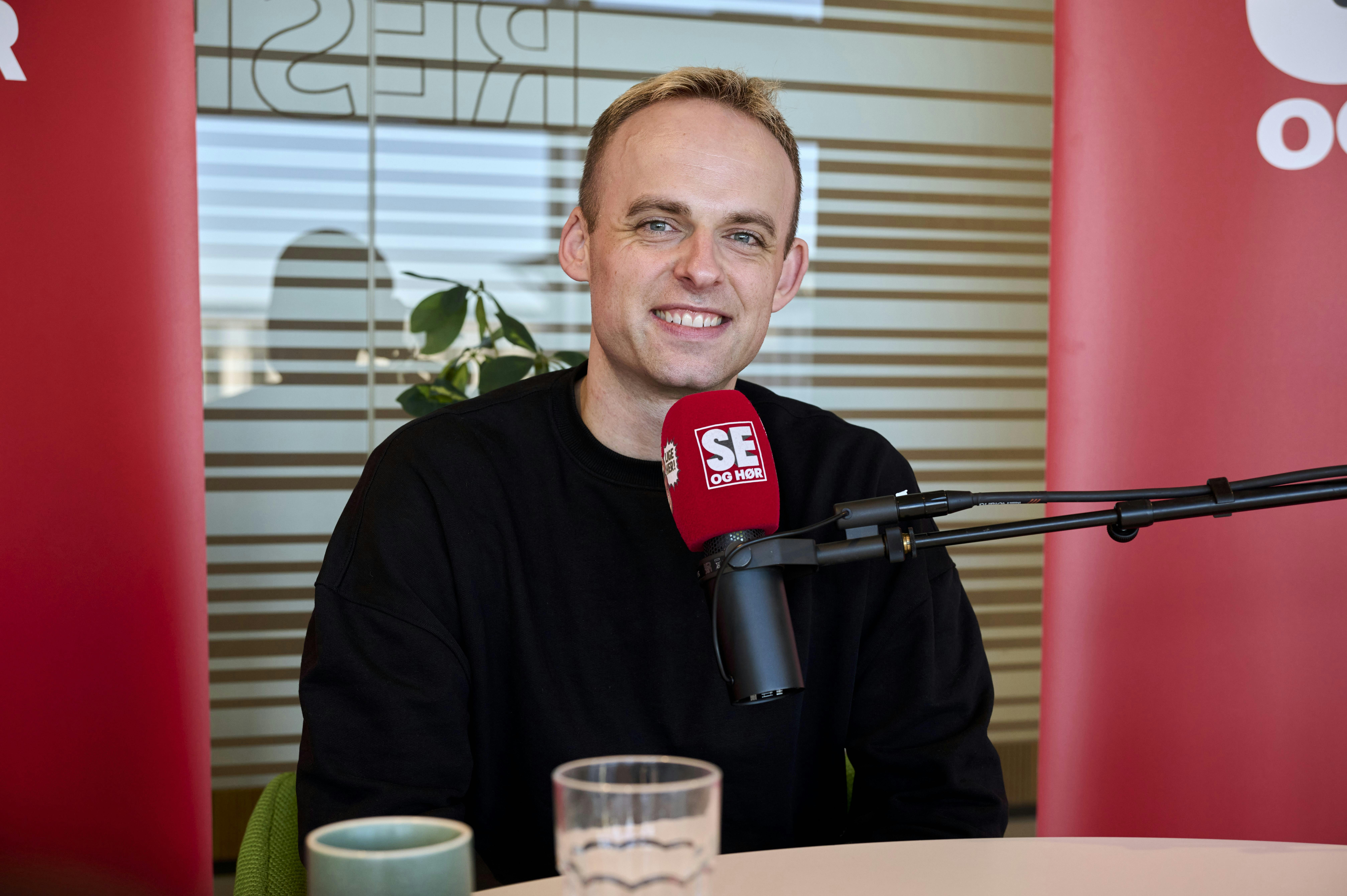 Der kommer fra tid til anden danske kendisser forbi Mads Vads danseskole for at lære et trin eller to. Og i øjeblikket går en vaskeægte AGF-legende til dans med hustruen hver onsdag.