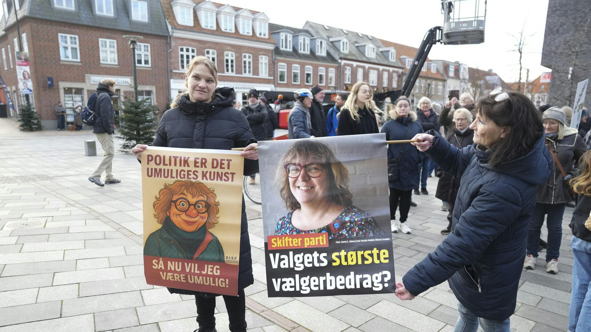 Borgere i Middelfart holder demonstration mod politikerlede foran rådhuset i Middelfart torsdag den 20. november 2025. Demonstrationen holdes som en reaktion på at Ulla Sørensen onsdag meddelte at hun skifter fra Socialdemokratiet til Venstre.. (Foto: Claus Fisker/Ritzau Scanpix)