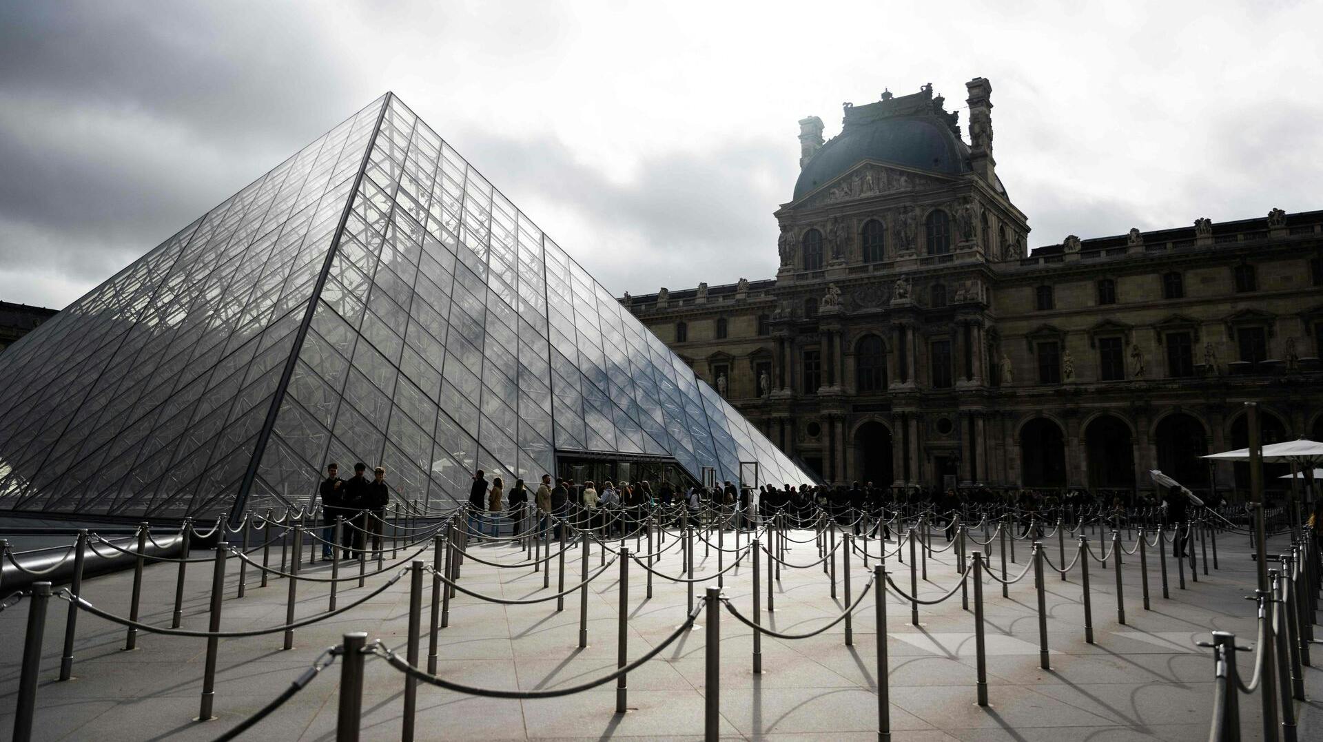 Snart bliver det dyrere at komme på Louvre.