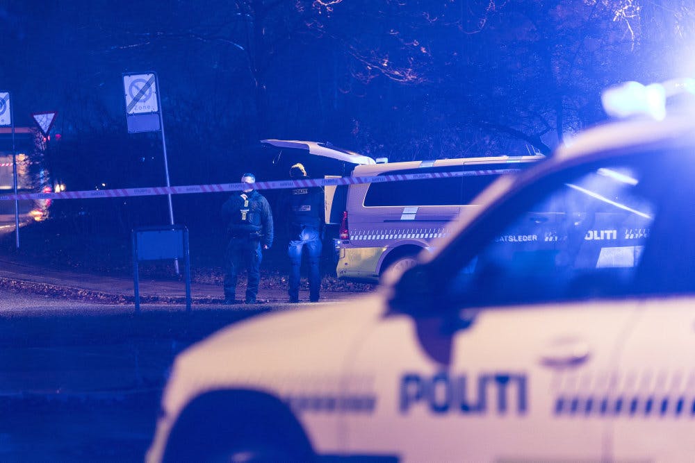 Københavns Vestegns Politi har torsdag aften spærret stort af omkring Gladsaxevej, efter at en 17-årig er blevet overfaldet og fundet med knivlæsioner. 