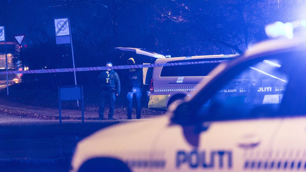 Københavns Vestegns Politi har torsdag aften spærret stort af omkring Gladsaxevej, efter at en 17-årig er blevet overfaldet og fundet med knivlæsioner.