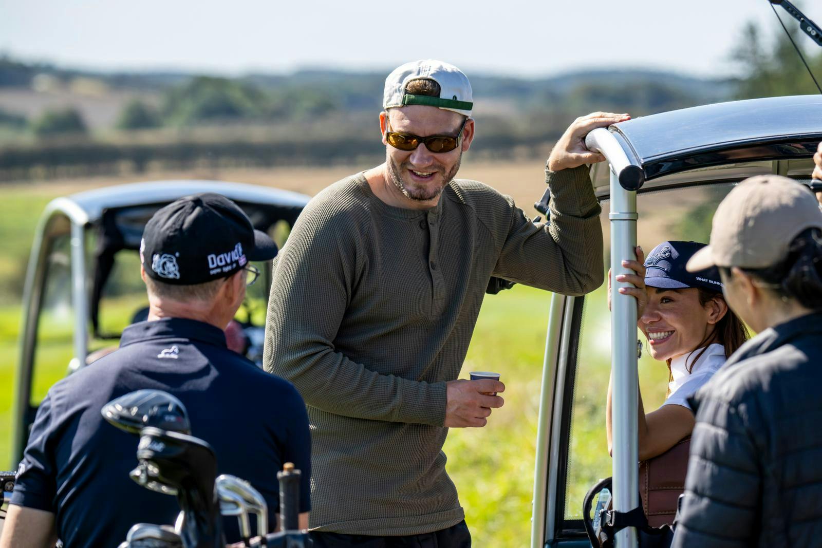 Bendtner og Sus (siddende, red.) er blevet forlovet og skal giftes i 2027. Så de har god tid til at få talt ud sammen, inden de for alvor bliver hinandens.