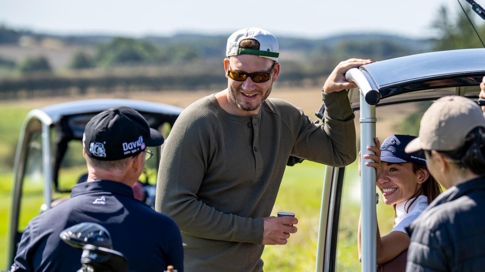 Bendtner og Sus (siddende, red.) er blevet forlovet og skal giftes i 2027. Så de har god tid til at få talt ud sammen, inden de for alvor bliver hinandens.