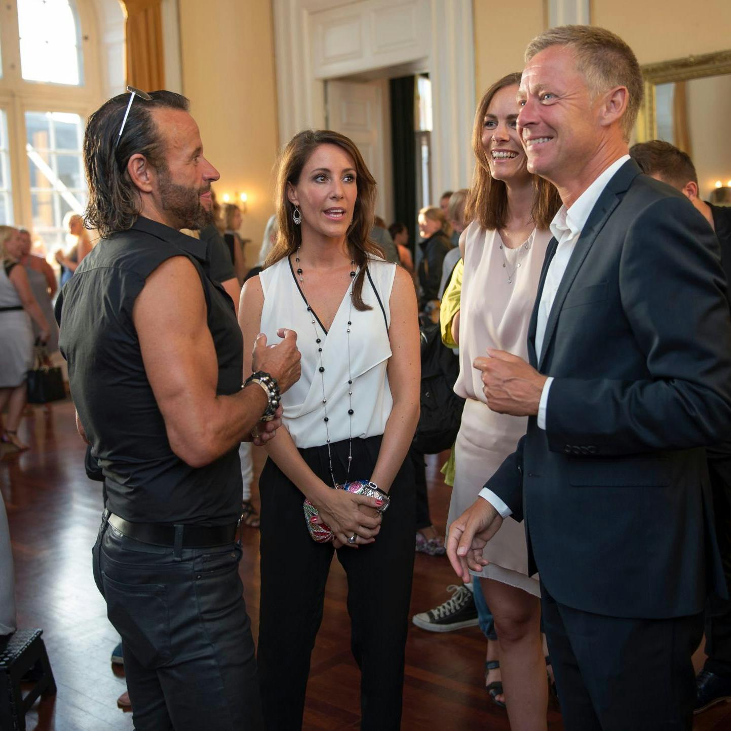 Kontakten med det danske kongehus går mange år tilbage. Her er vi under modeugen tilbage i 2013, hvor en ganske friskt påklædt Dennis Knudsen mødes med prinsesse Marie.