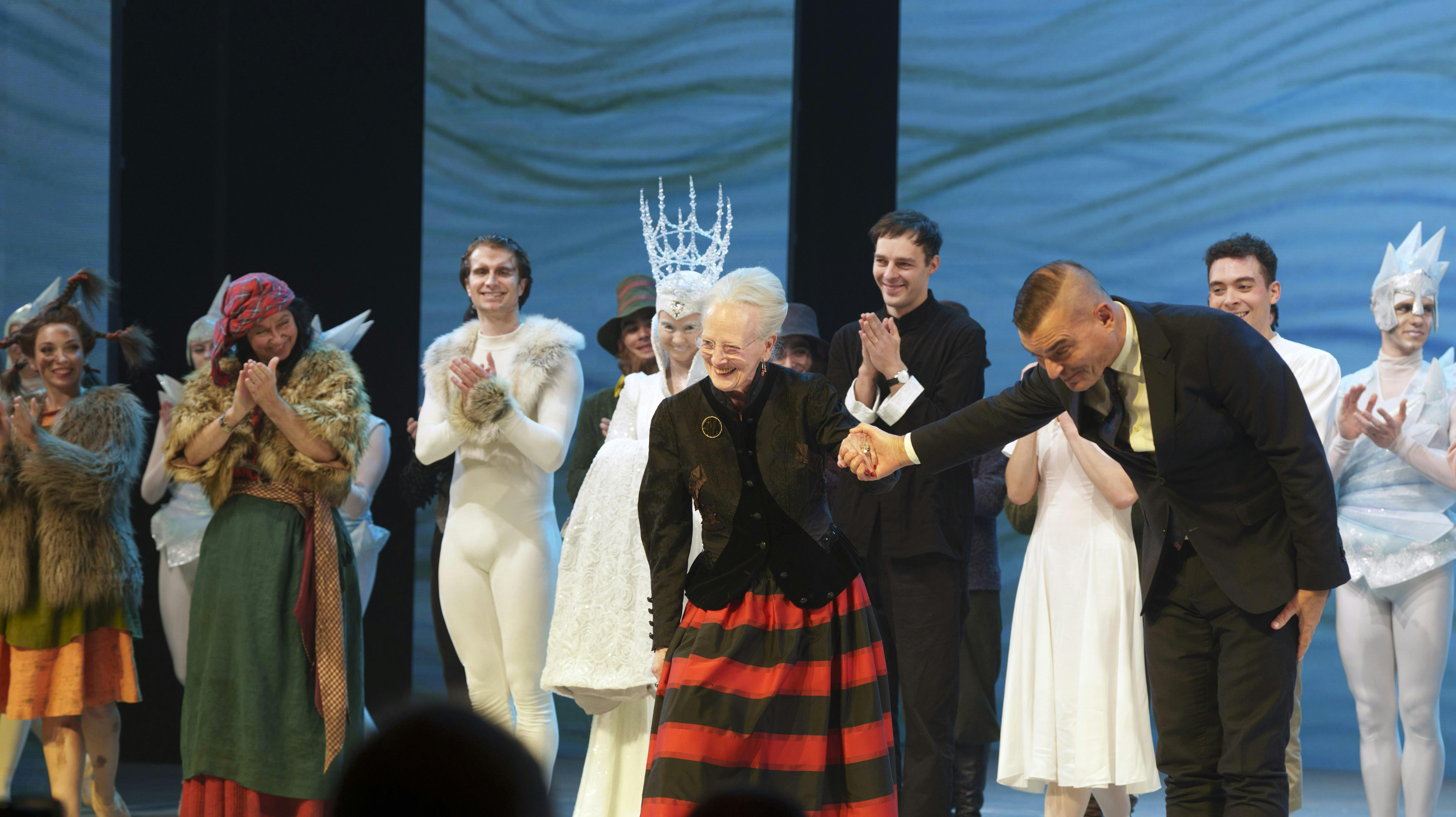 Dronning Margrethe på scenen efter repremieren på "Snedronningen" i Tivoli.