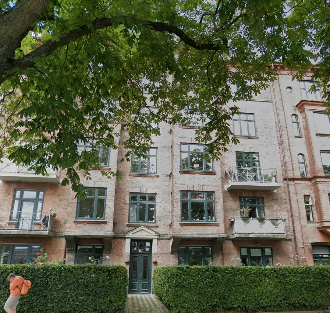 Rosa Lunds nye hjem ligger i denne smukke ejendom i første række til søerne.